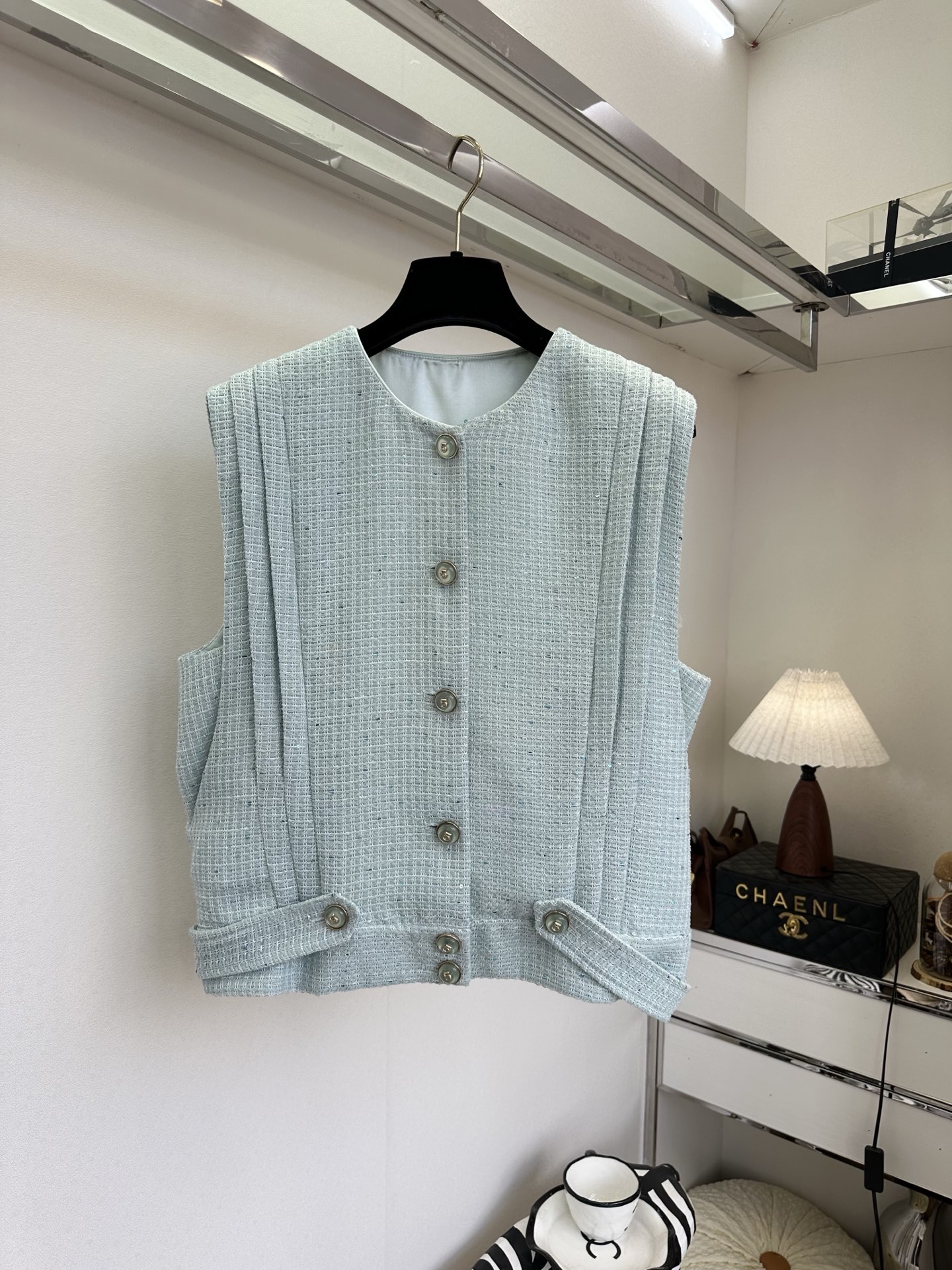 「名媛气质优雅又大方」 「 任何一点都能是加分项。」 无敌轻薄的粗纺纹理肌感 马甲 松弛里面又多了一些优