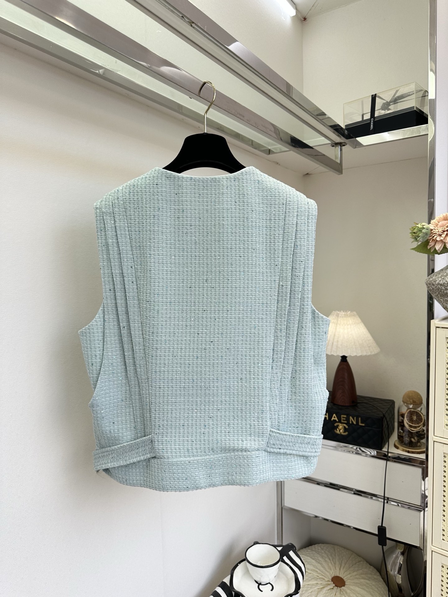 「名媛气质优雅又大方」 「 任何一点都能是加分项。」 无敌轻薄的粗纺纹理肌感 马甲 松弛里面又多了一些优