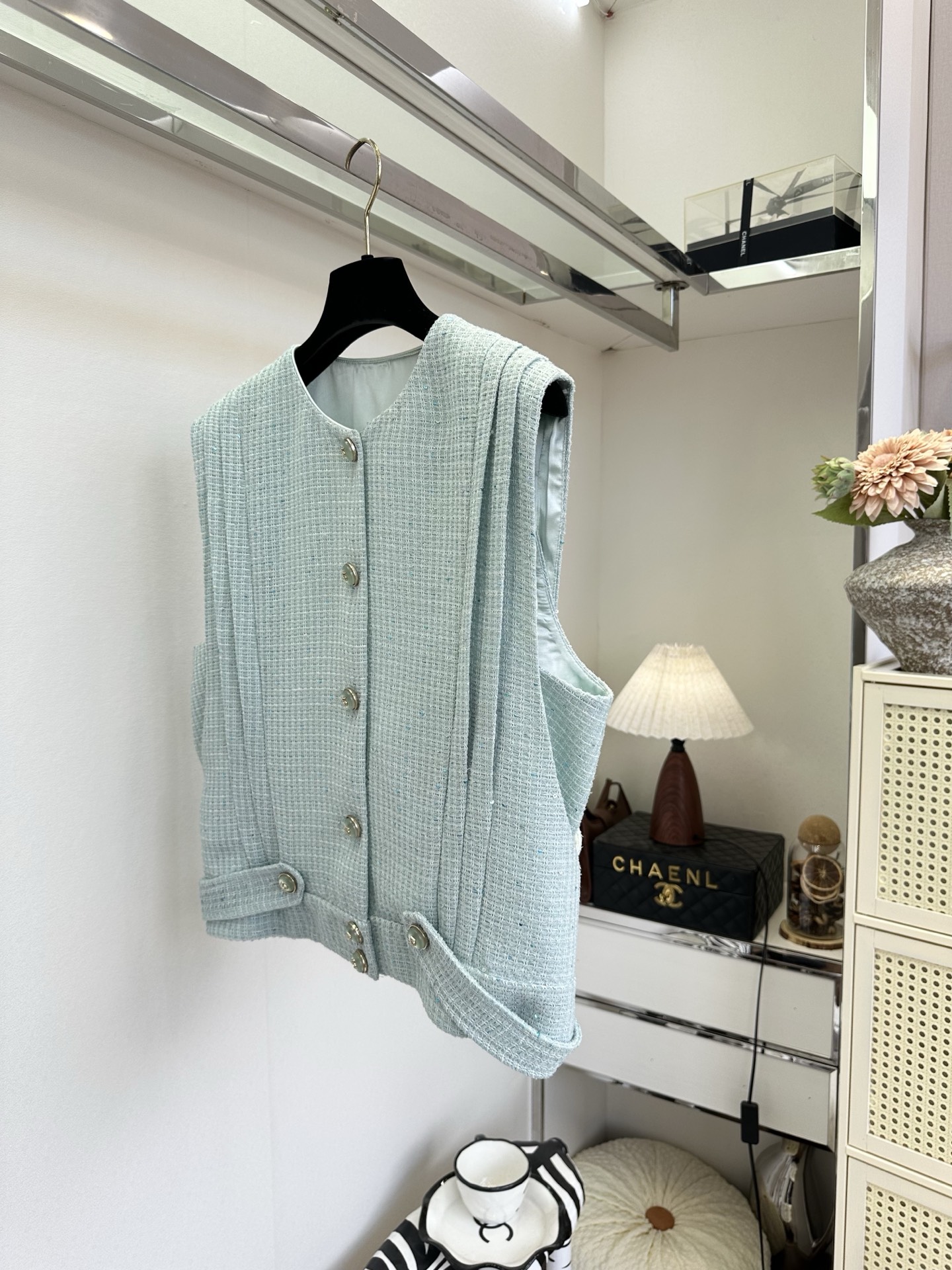 「名媛气质优雅又大方」 「 任何一点都能是加分项。」 无敌轻薄的粗纺纹理肌感 马甲 松弛里面又多了一些优