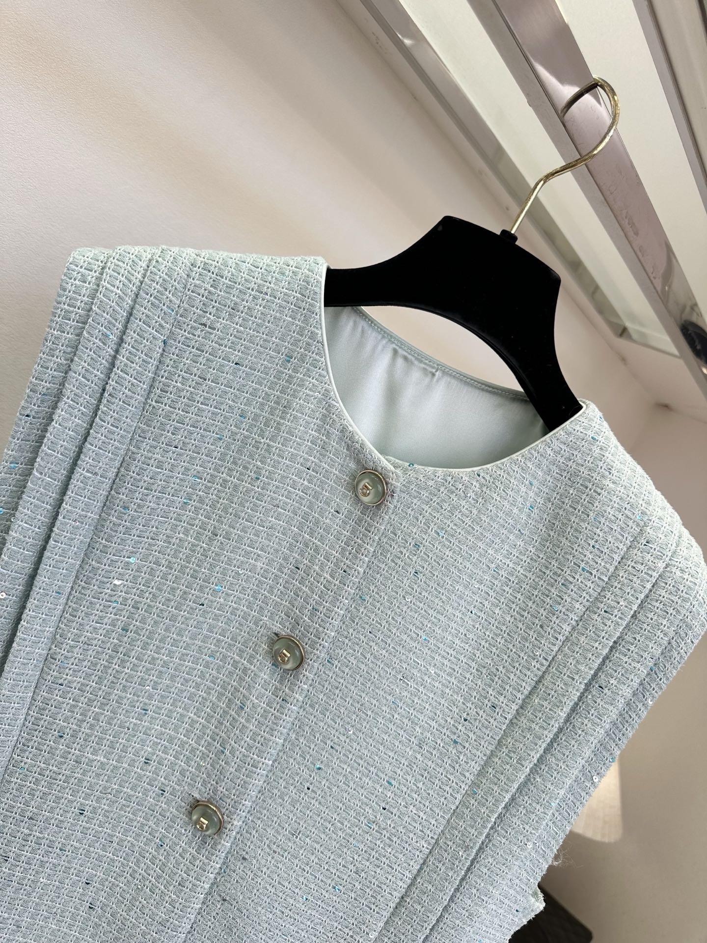 「名媛气质优雅又大方」 「 任何一点都能是加分项。」 无敌轻薄的粗纺纹理肌感 马甲 松弛里面又多了一些优