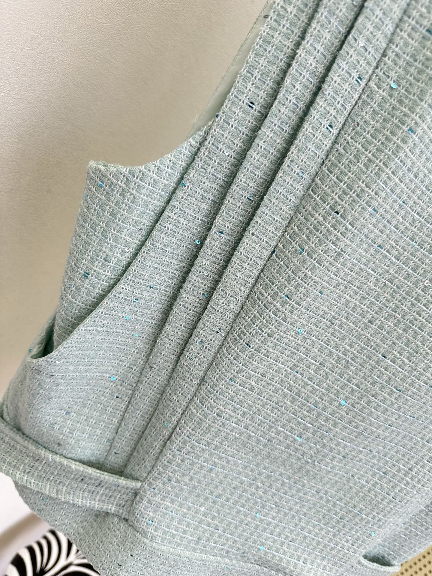 「名媛气质优雅又大方」 「 任何一点都能是加分项。」 无敌轻薄的粗纺纹理肌感 马甲 松弛里面又多了一些优