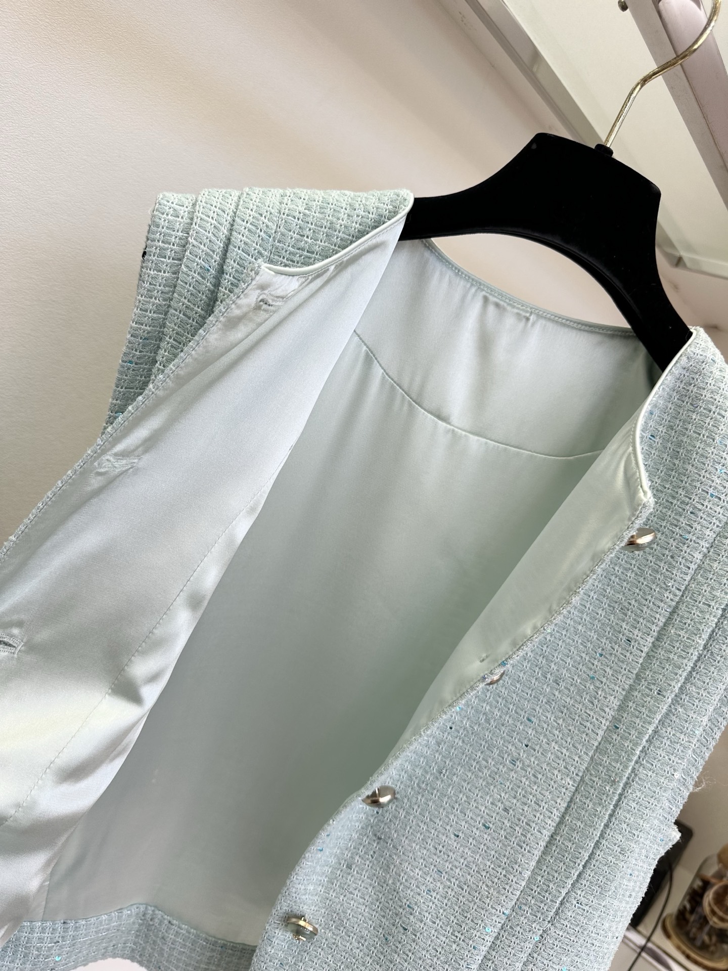 「名媛气质优雅又大方」 「 任何一点都能是加分项。」 无敌轻薄的粗纺纹理肌感 马甲 松弛里面又多了一些优