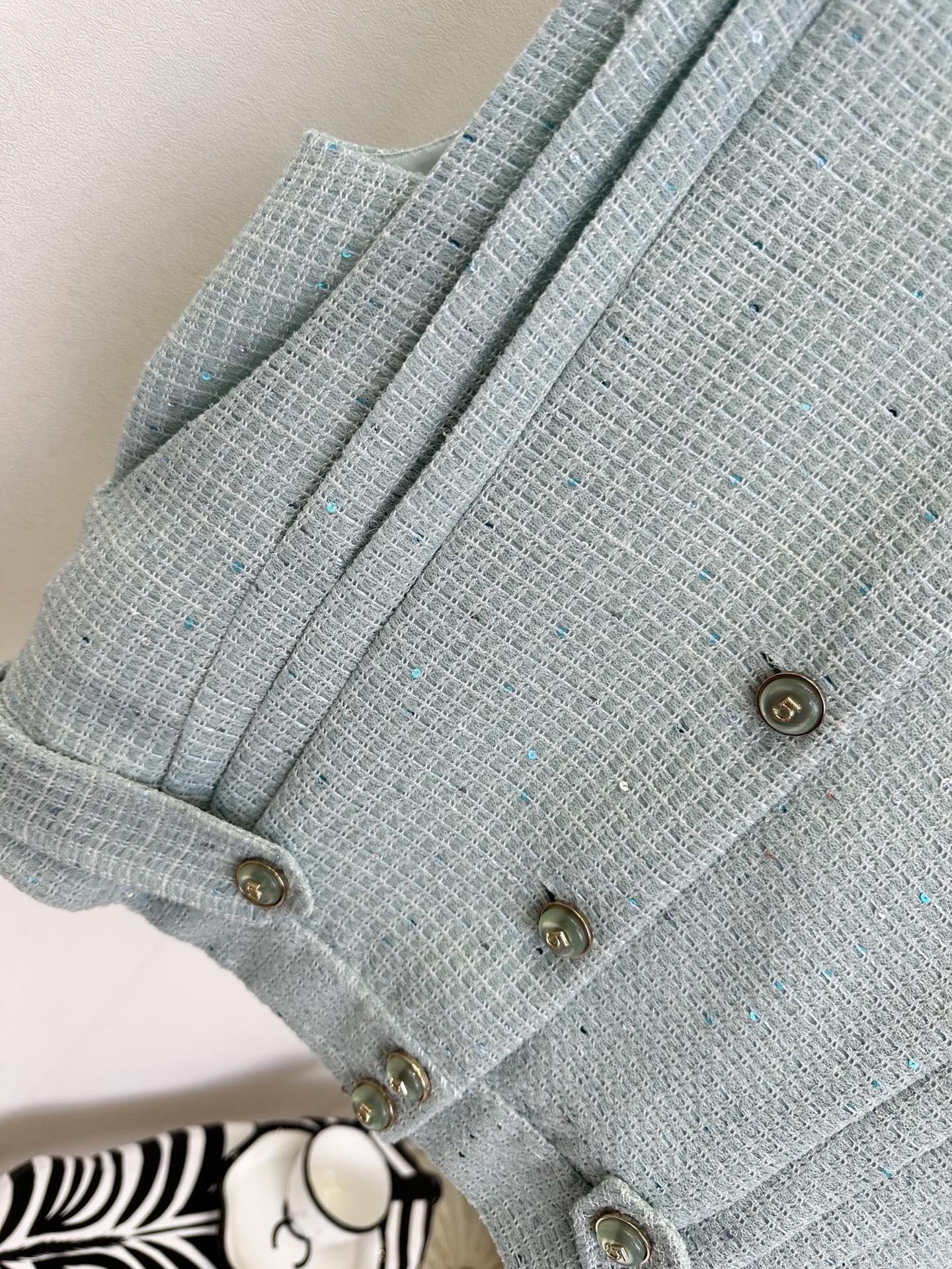 「名媛气质优雅又大方」 「 任何一点都能是加分项。」 无敌轻薄的粗纺纹理肌感 马甲 松弛里面又多了一些优