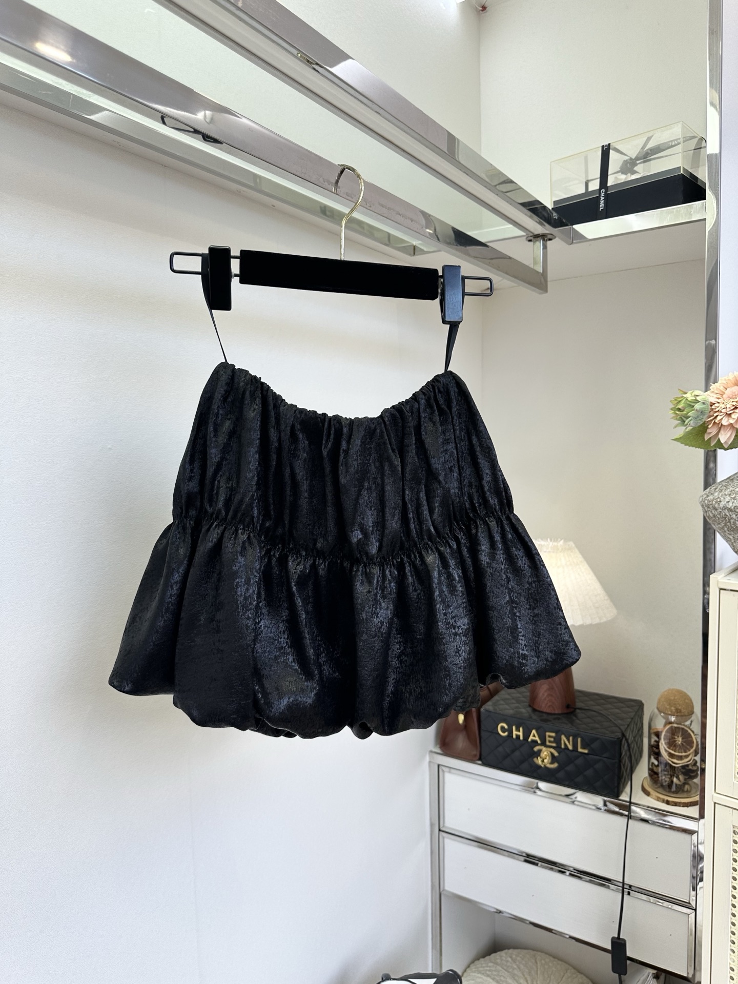 「遇见一条无敌百搭又显瘦的小半裙」 「 衣橱 需要运气。」 小半裙本就是夏天对于美丽写得最具体的情话，特