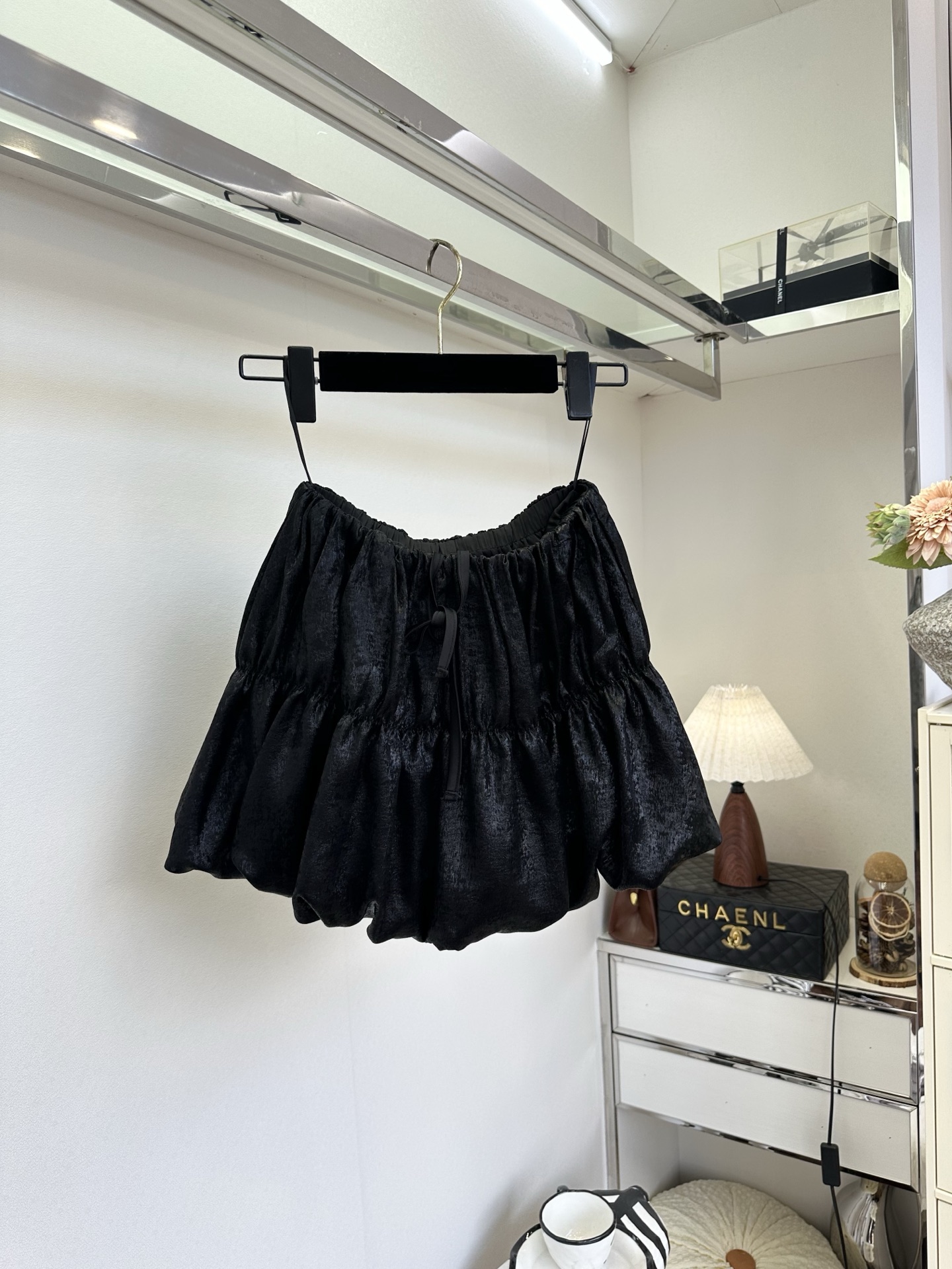 「遇见一条无敌百搭又显瘦的小半裙」 「 衣橱 需要运气。」 小半裙本就是夏天对于美丽写得最具体的情话，特