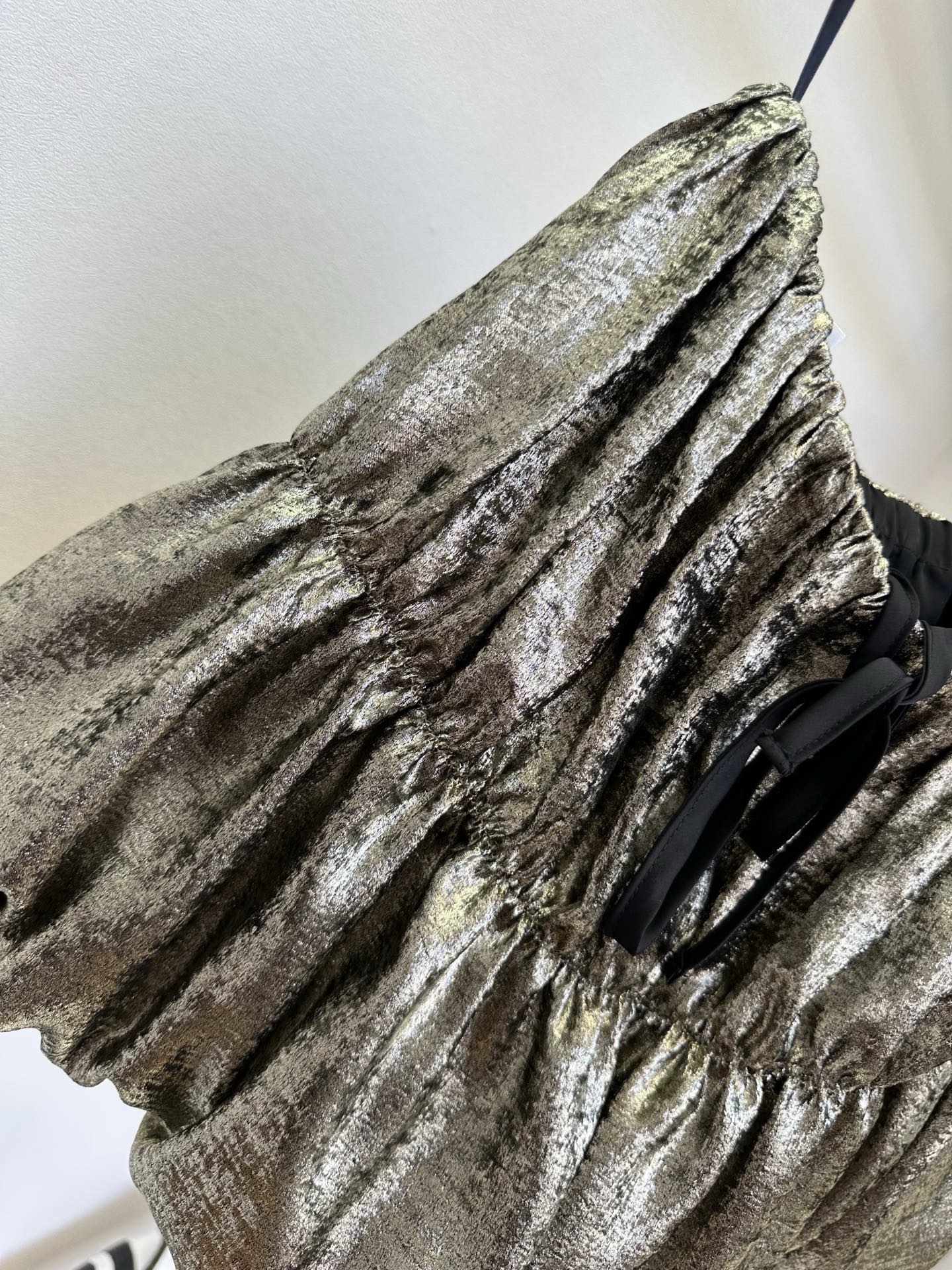 「遇见一条无敌百搭又显瘦的小半裙」 「 衣橱 需要运气。」 小半裙本就是夏天对于美丽写得最具体的情话，特