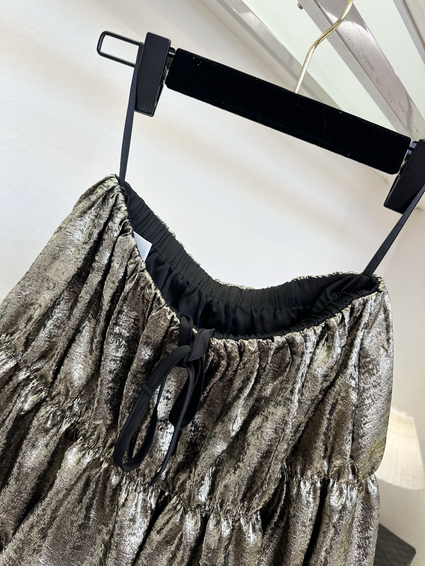 「遇见一条无敌百搭又显瘦的小半裙」 「 衣橱 需要运气。」 小半裙本就是夏天对于美丽写得最具体的情话，特