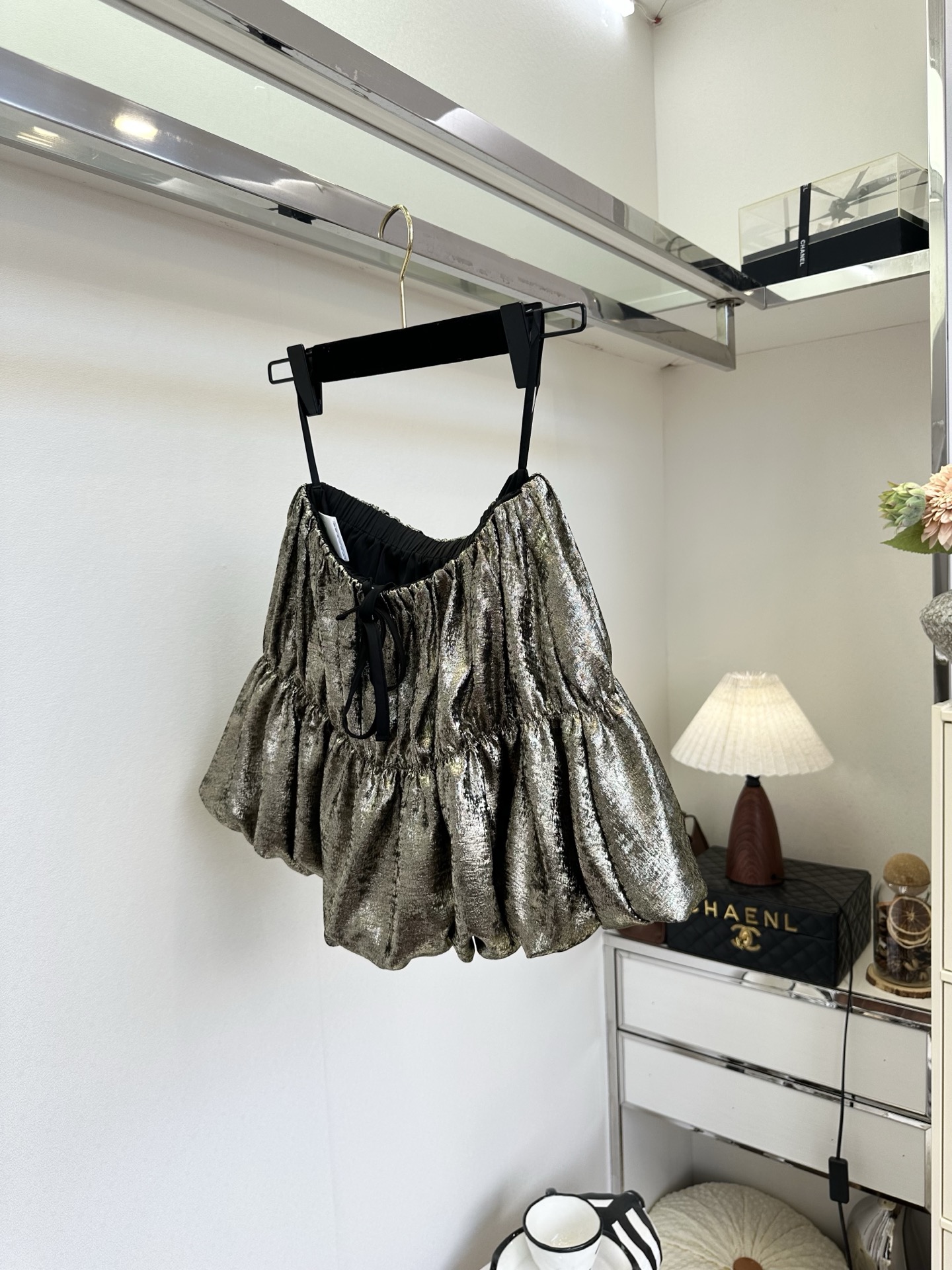 「遇见一条无敌百搭又显瘦的小半裙」 「 衣橱 需要运气。」 小半裙本就是夏天对于美丽写得最具体的情话，特