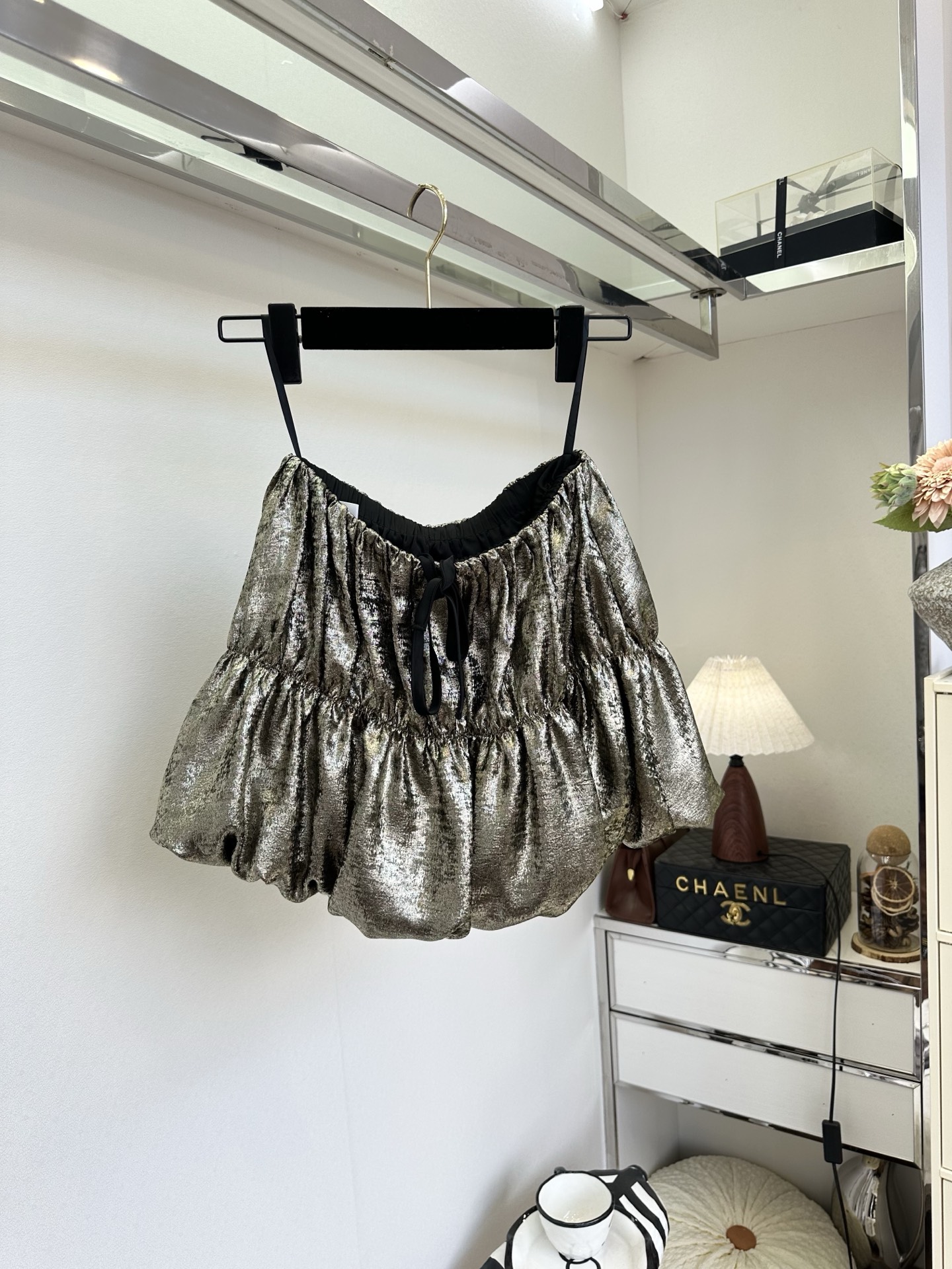 「遇见一条无敌百搭又显瘦的小半裙」 「 衣橱 需要运气。」 小半裙本就是夏天对于美丽写得最具体的情话，特