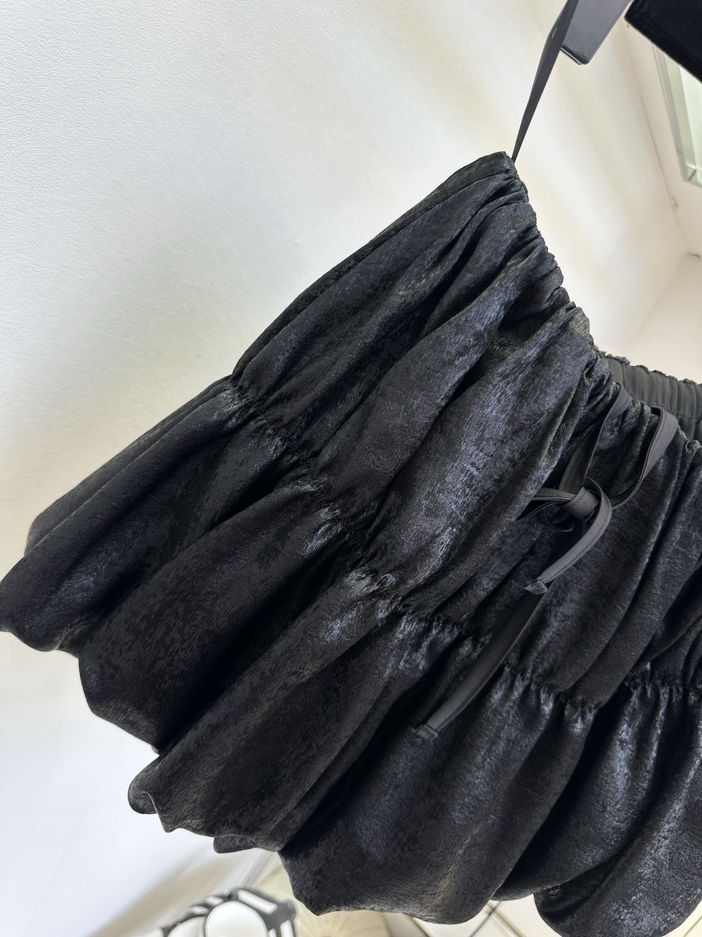 「遇见一条无敌百搭又显瘦的小半裙」 「 衣橱 需要运气。」 小半裙本就是夏天对于美丽写得最具体的情话，特