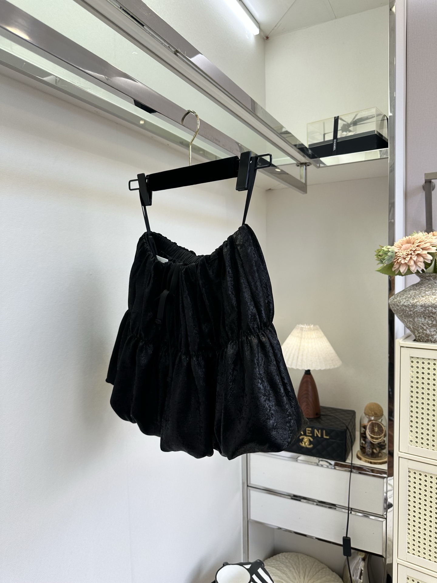 「遇见一条无敌百搭又显瘦的小半裙」 「 衣橱 需要运气。」 小半裙本就是夏天对于美丽写得最具体的情话，特