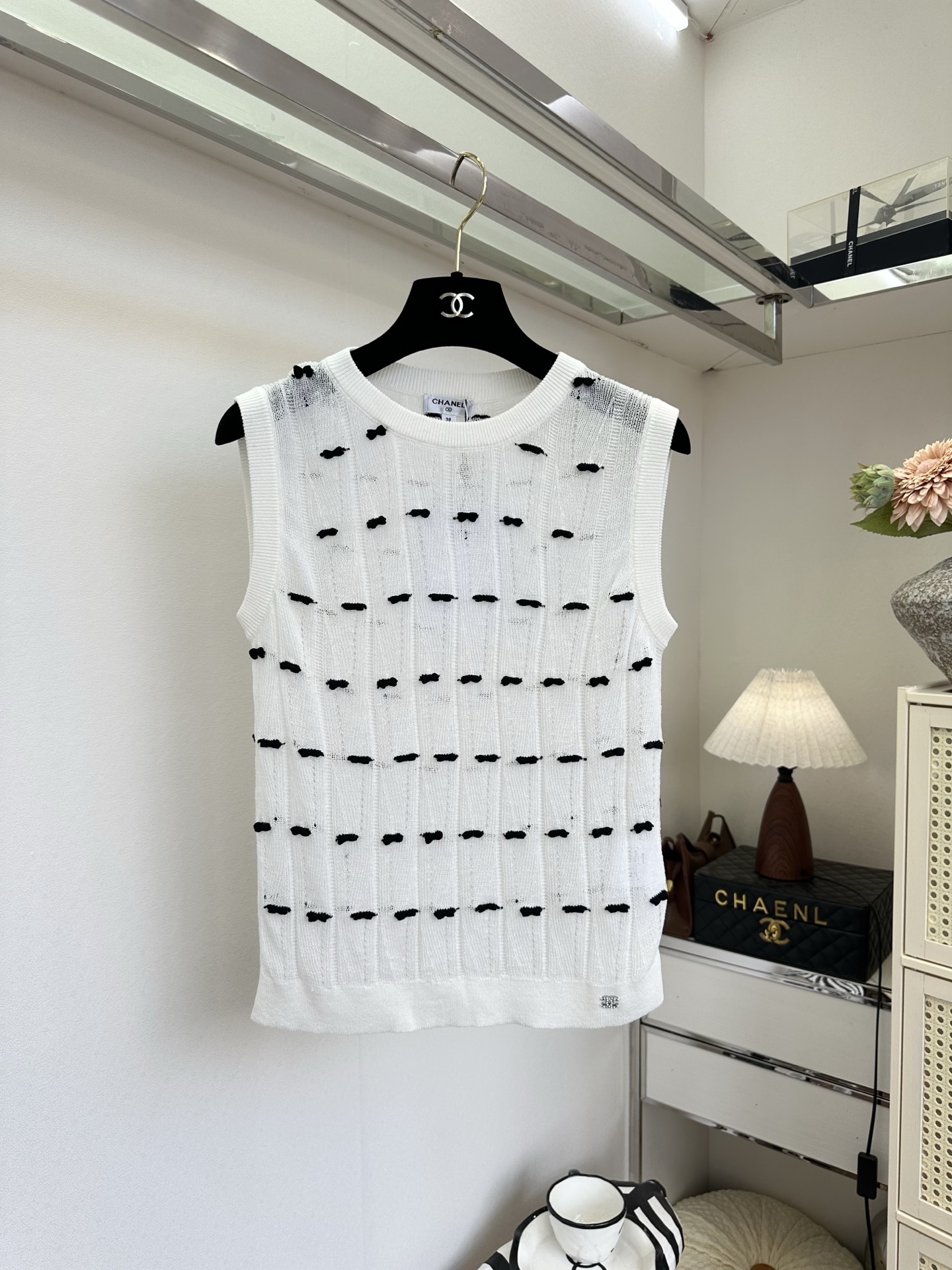 「优雅和可爱 谁说不能兼得」 超薄的冰丝混合纱线 上身巨清透 舒适 ，立体的小蝴蝶结装饰一整个可爱住了 