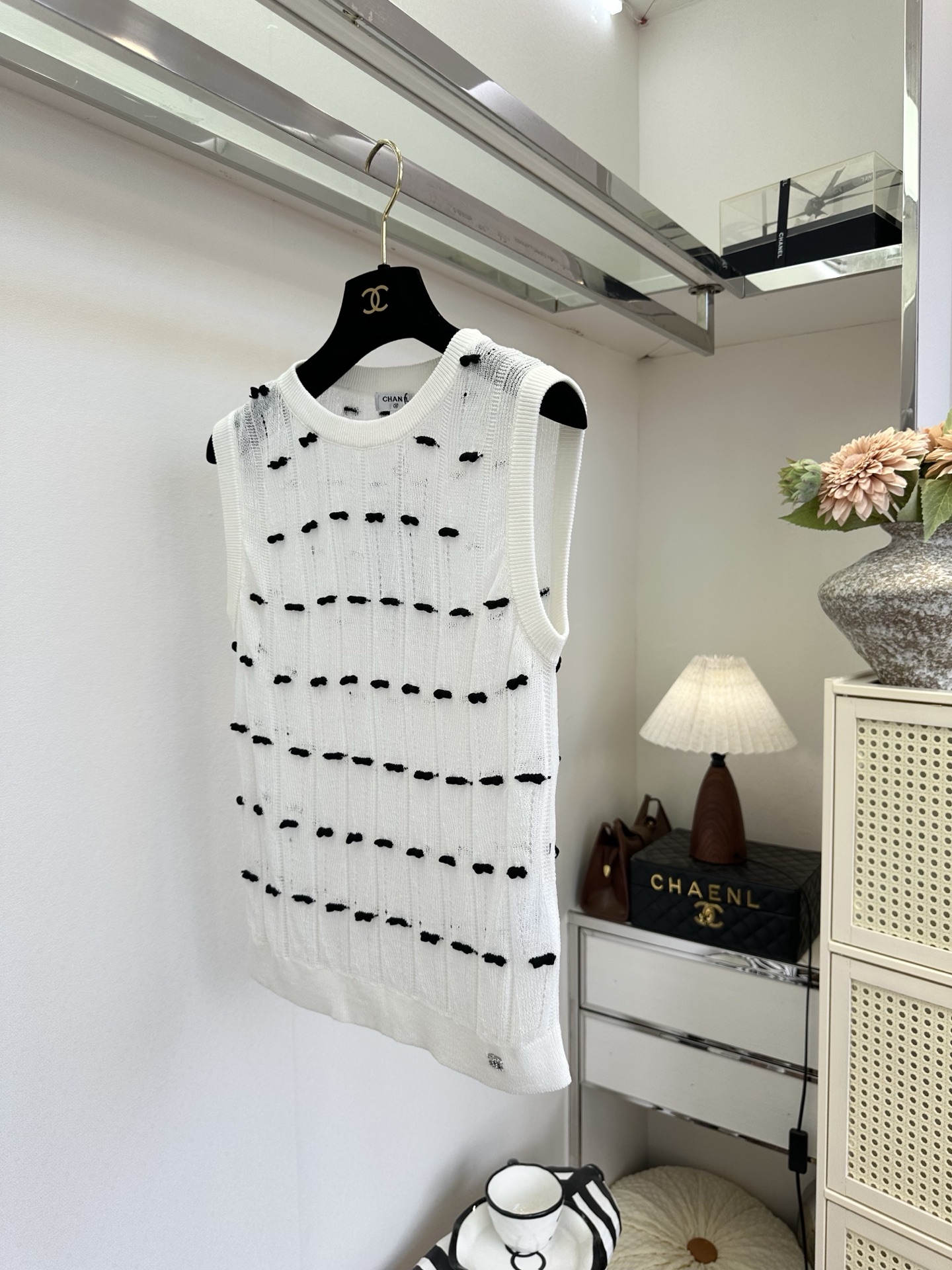 「优雅和可爱 谁说不能兼得」 超薄的冰丝混合纱线 上身巨清透 舒适 ，立体的小蝴蝶结装饰一整个可爱住了 