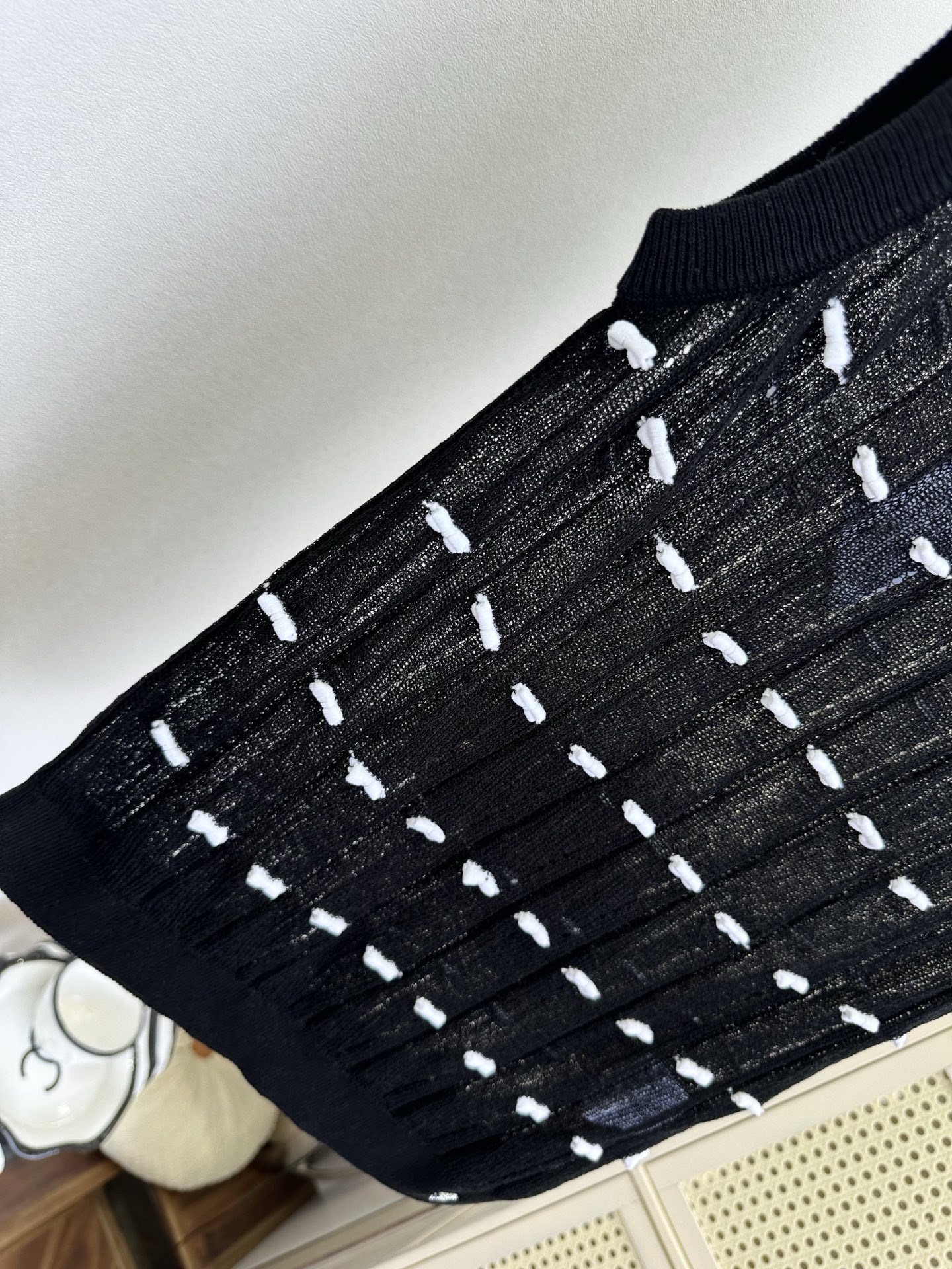 「优雅和可爱 谁说不能兼得」 超薄的冰丝混合纱线 上身巨清透 舒适 ，立体的小蝴蝶结装饰一整个可爱住了 