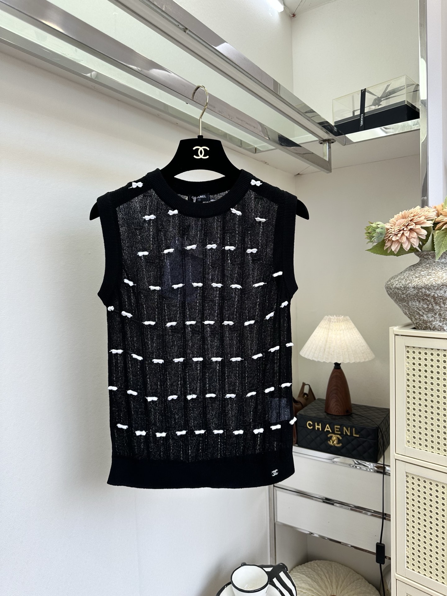 「优雅和可爱 谁说不能兼得」 超薄的冰丝混合纱线 上身巨清透 舒适 ，立体的小蝴蝶结装饰一整个可爱住了 