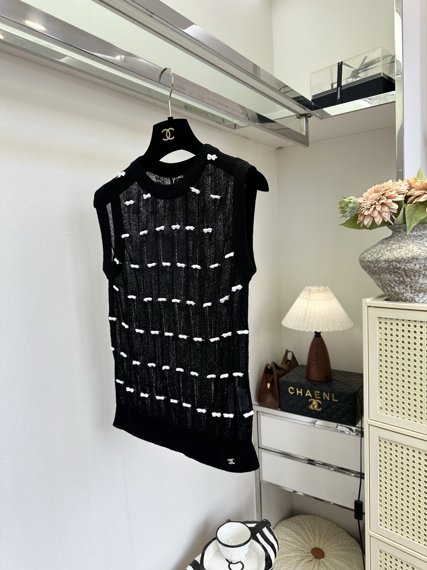 「优雅和可爱 谁说不能兼得」 超薄的冰丝混合纱线 上身巨清透 舒适 ，立体的小蝴蝶结装饰一整个可爱住了 