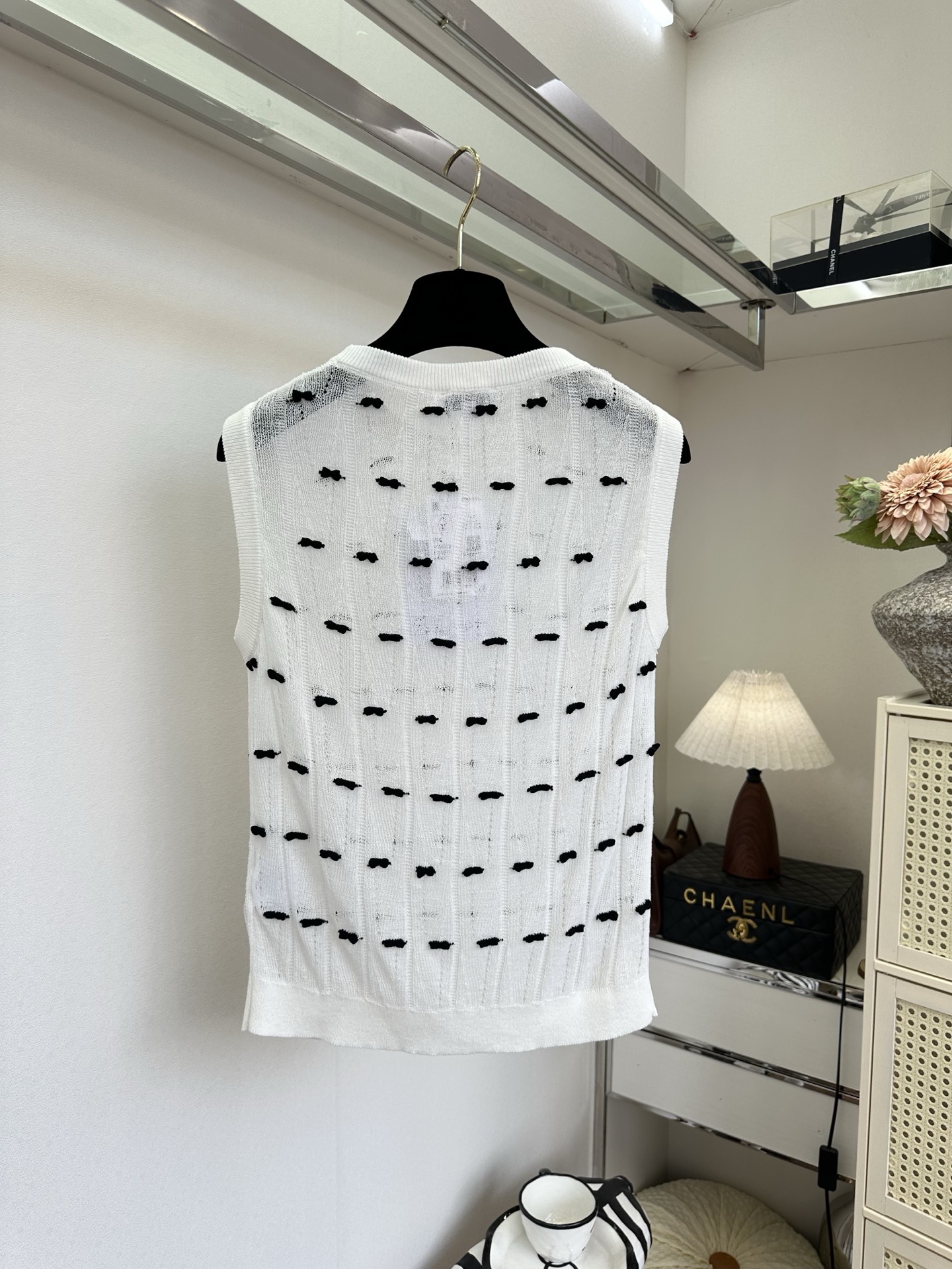 「优雅和可爱 谁说不能兼得」 超薄的冰丝混合纱线 上身巨清透 舒适 ，立体的小蝴蝶结装饰一整个可爱住了 