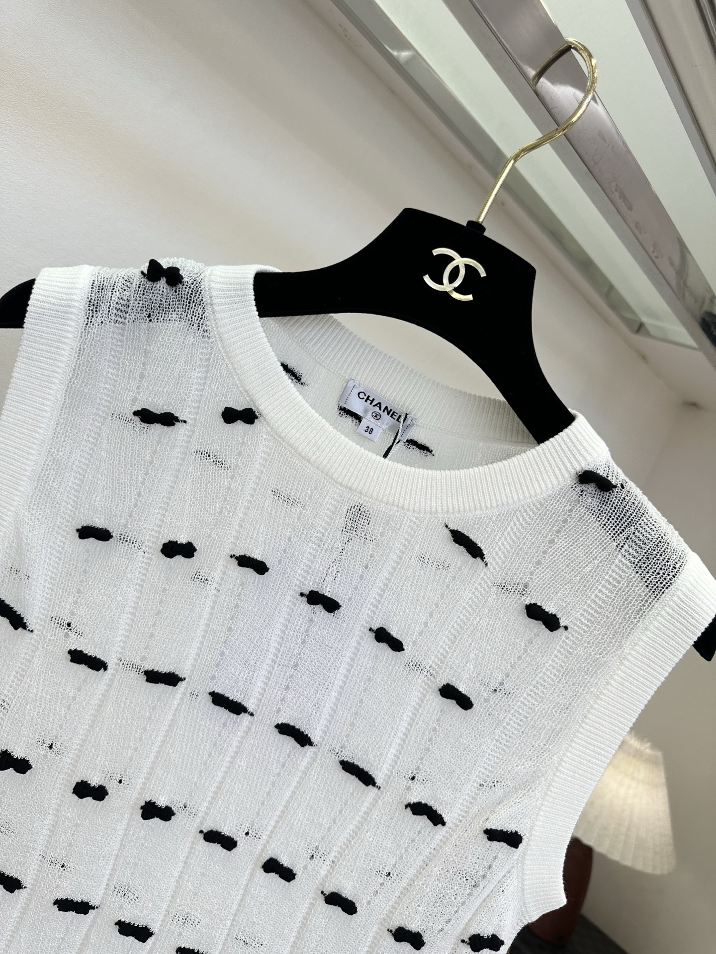 「优雅和可爱 谁说不能兼得」 超薄的冰丝混合纱线 上身巨清透 舒适 ，立体的小蝴蝶结装饰一整个可爱住了 