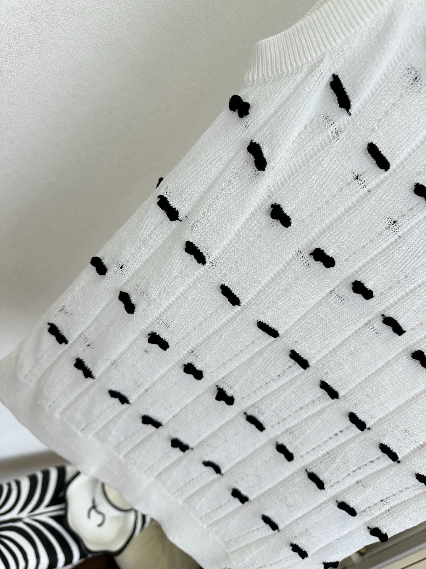 「优雅和可爱 谁说不能兼得」 超薄的冰丝混合纱线 上身巨清透 舒适 ，立体的小蝴蝶结装饰一整个可爱住了 