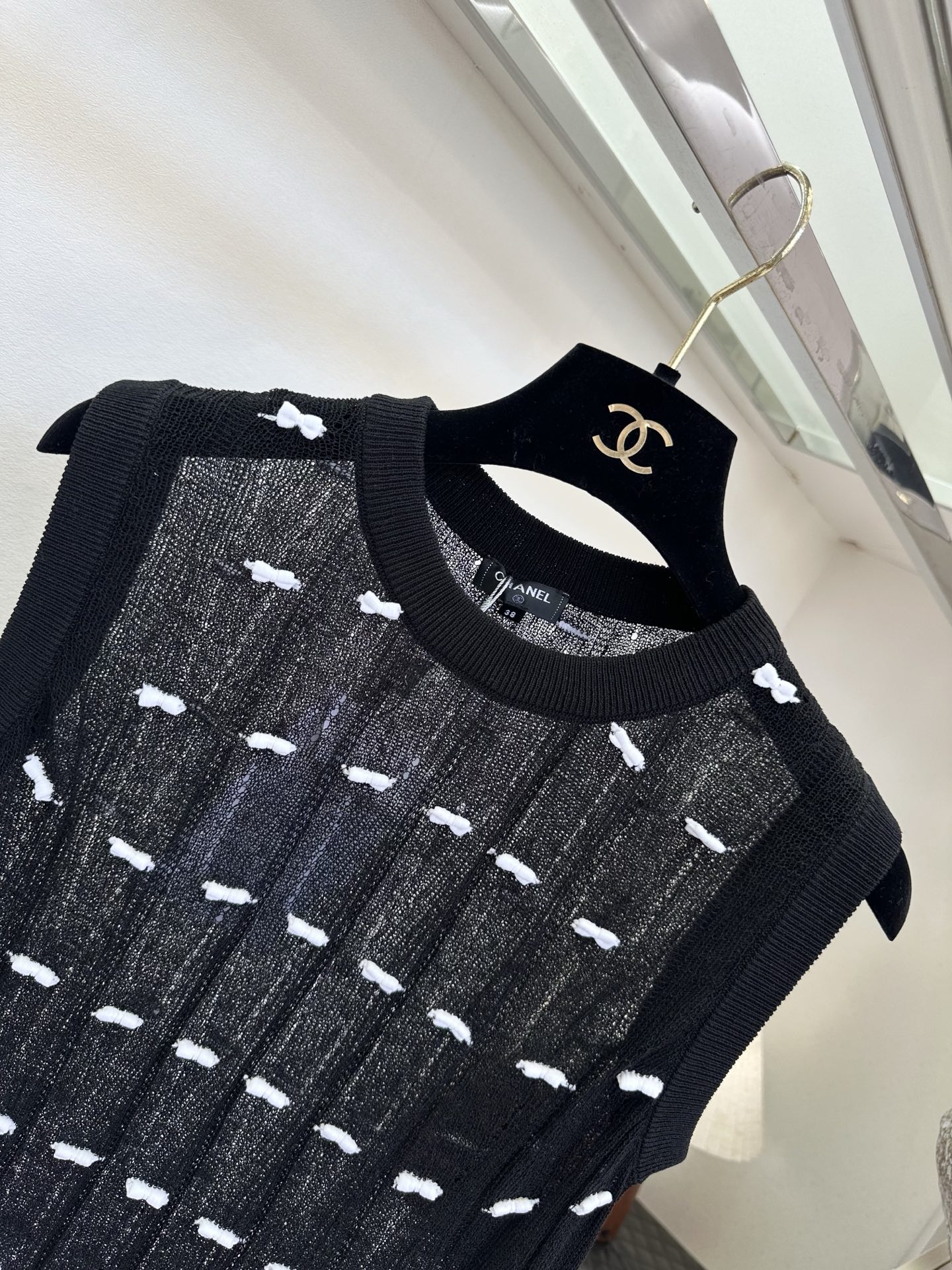 「优雅和可爱 谁说不能兼得」 超薄的冰丝混合纱线 上身巨清透 舒适 ，立体的小蝴蝶结装饰一整个可爱住了 