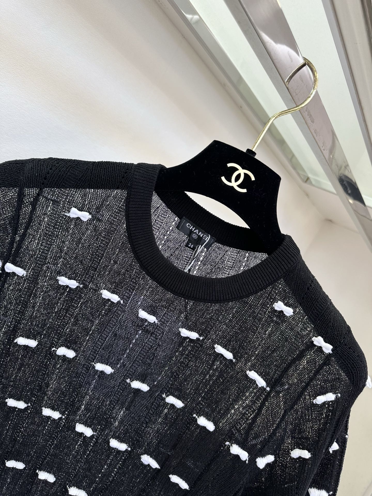 「优雅和可爱 谁说不能兼得」 超薄的冰丝混合纱线 上身巨清透 舒适 ，立体的小蝴蝶结装饰一整个可爱住了 