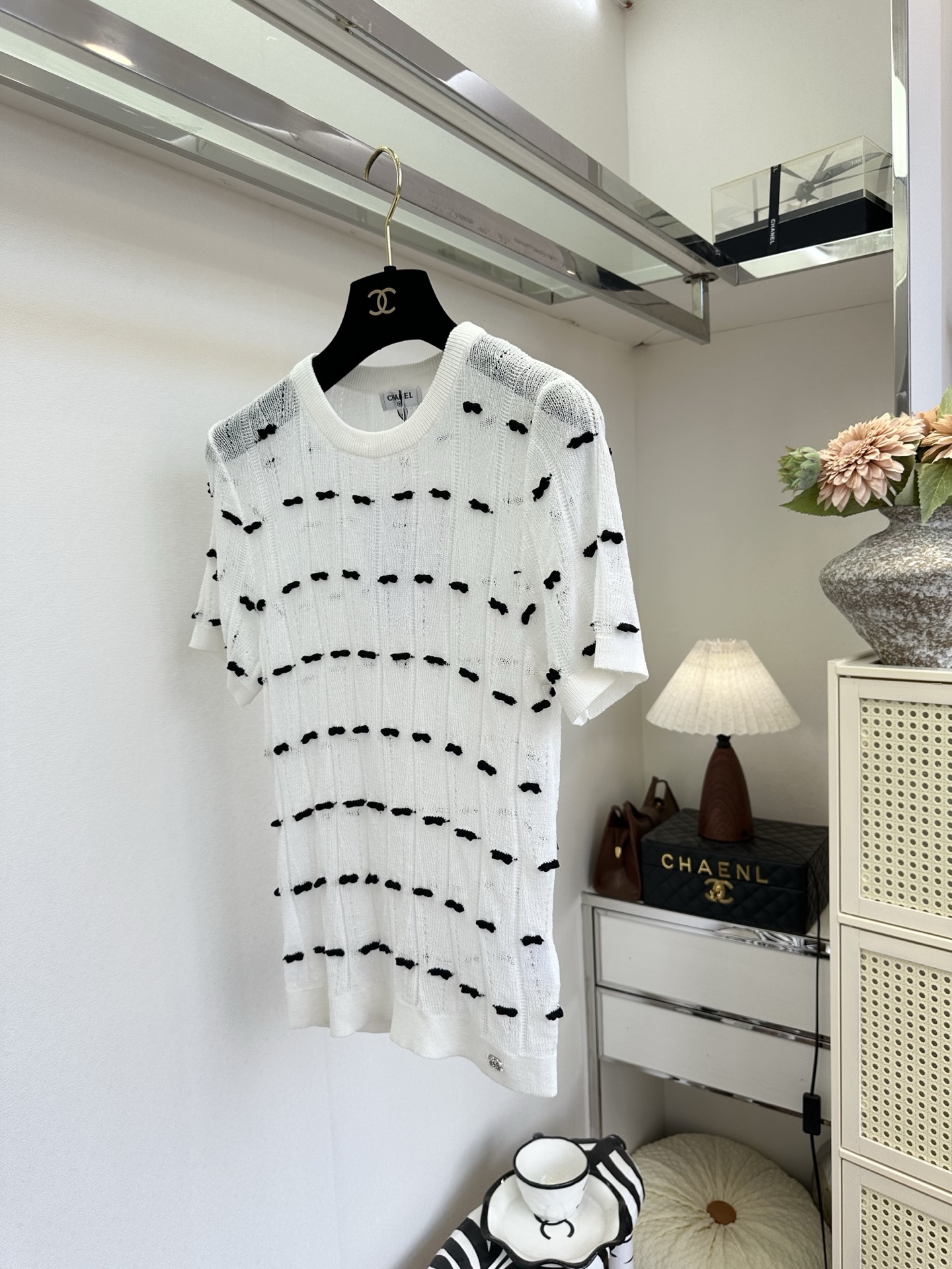 「优雅和可爱 谁说不能兼得」 超薄的冰丝混合纱线 上身巨清透 舒适 ，立体的小蝴蝶结装饰一整个可爱住了 