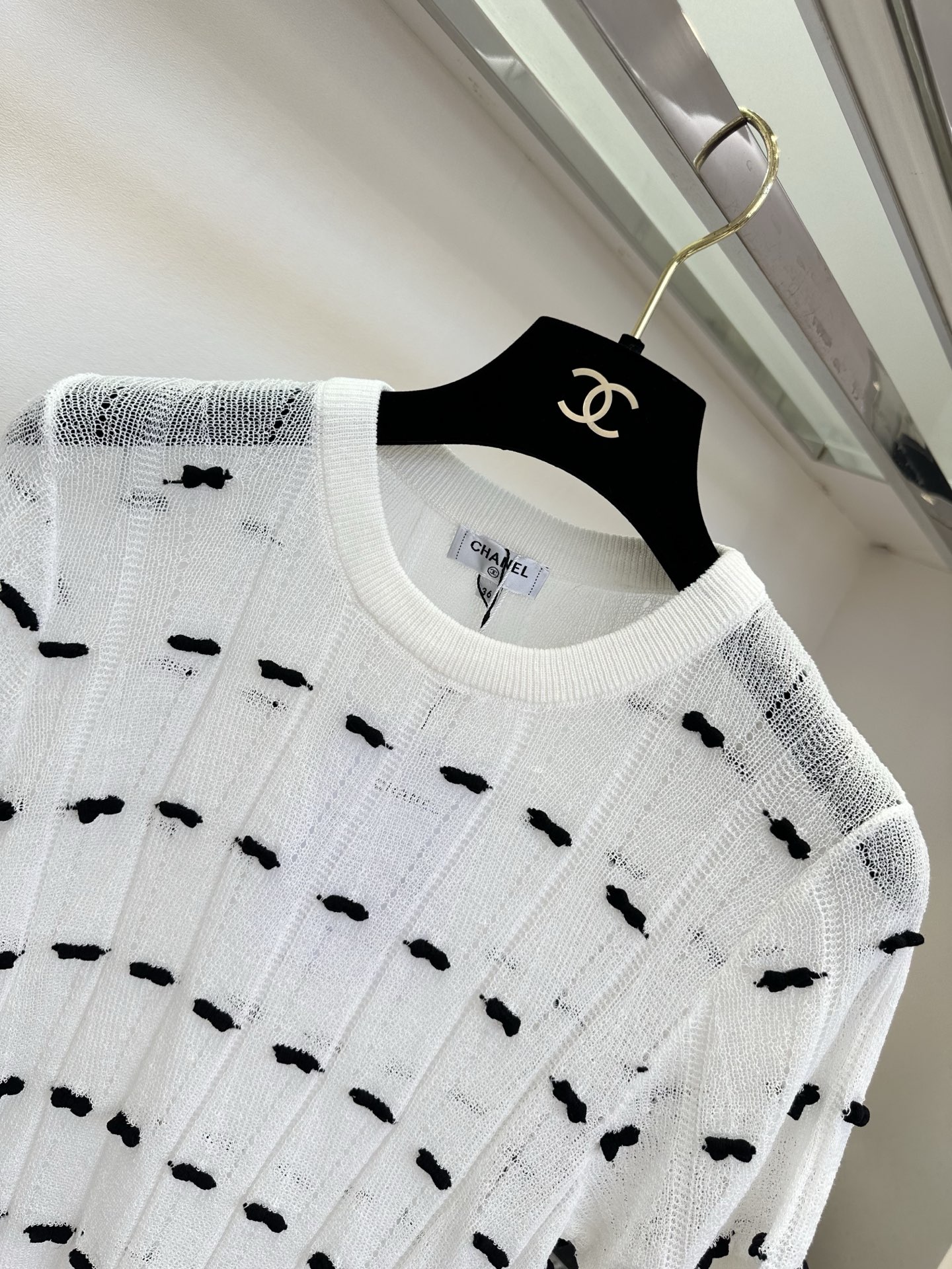 「优雅和可爱 谁说不能兼得」 超薄的冰丝混合纱线 上身巨清透 舒适 ，立体的小蝴蝶结装饰一整个可爱住了 