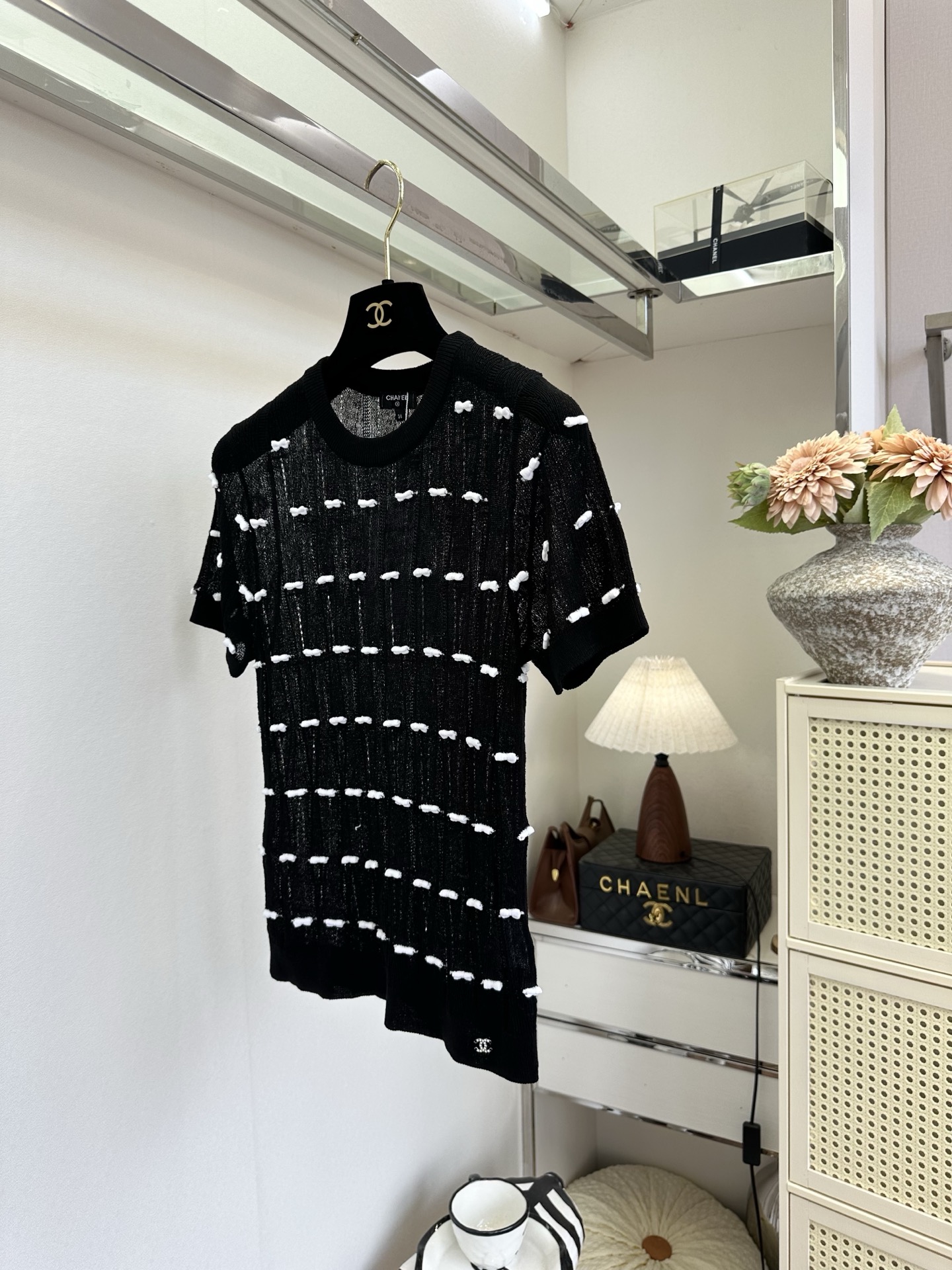 「优雅和可爱 谁说不能兼得」 超薄的冰丝混合纱线 上身巨清透 舒适 ，立体的小蝴蝶结装饰一整个可爱住了 