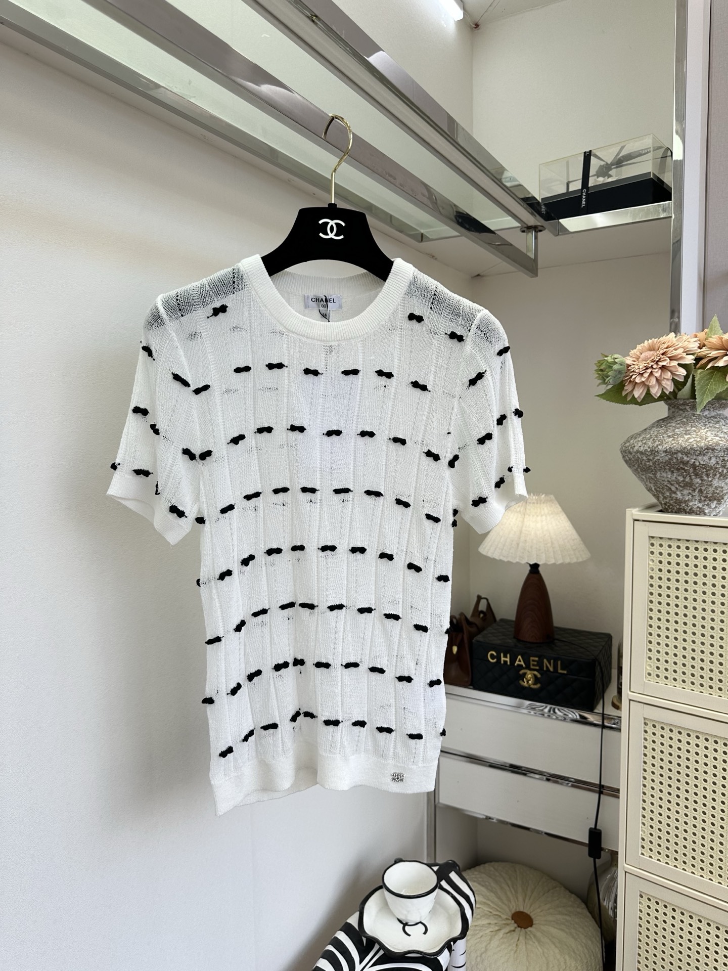 「优雅和可爱 谁说不能兼得」 超薄的冰丝混合纱线 上身巨清透 舒适 ，立体的小蝴蝶结装饰一整个可爱住了 