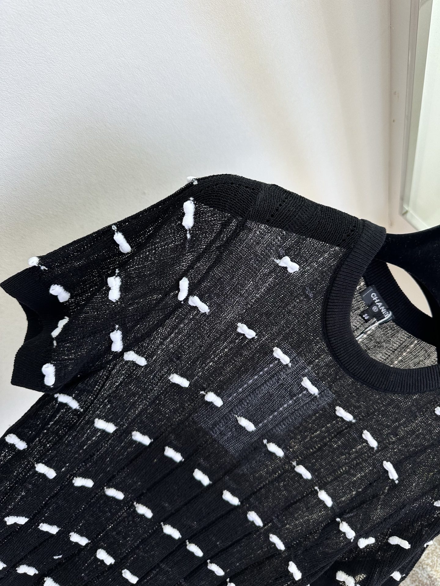 「优雅和可爱 谁说不能兼得」 超薄的冰丝混合纱线 上身巨清透 舒适 ，立体的小蝴蝶结装饰一整个可爱住了 