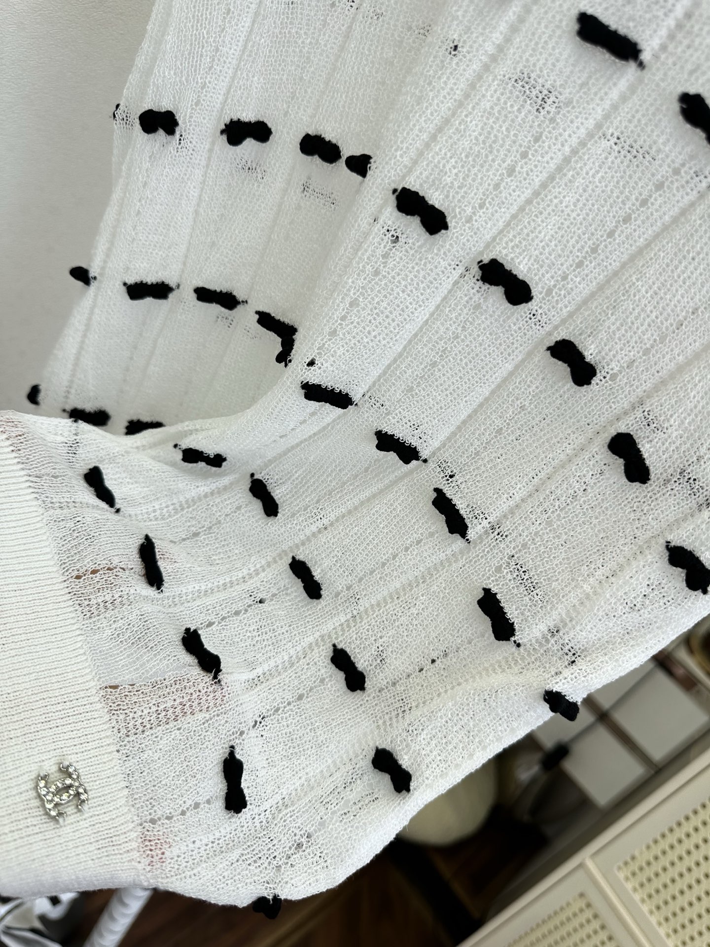 「优雅和可爱 谁说不能兼得」 超薄的冰丝混合纱线 上身巨清透 舒适 ，立体的小蝴蝶结装饰一整个可爱住了 