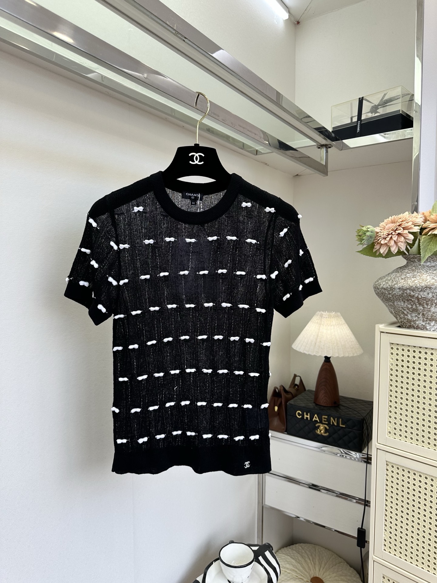 「优雅和可爱 谁说不能兼得」 超薄的冰丝混合纱线 上身巨清透 舒适 ，立体的小蝴蝶结装饰一整个可爱住了 