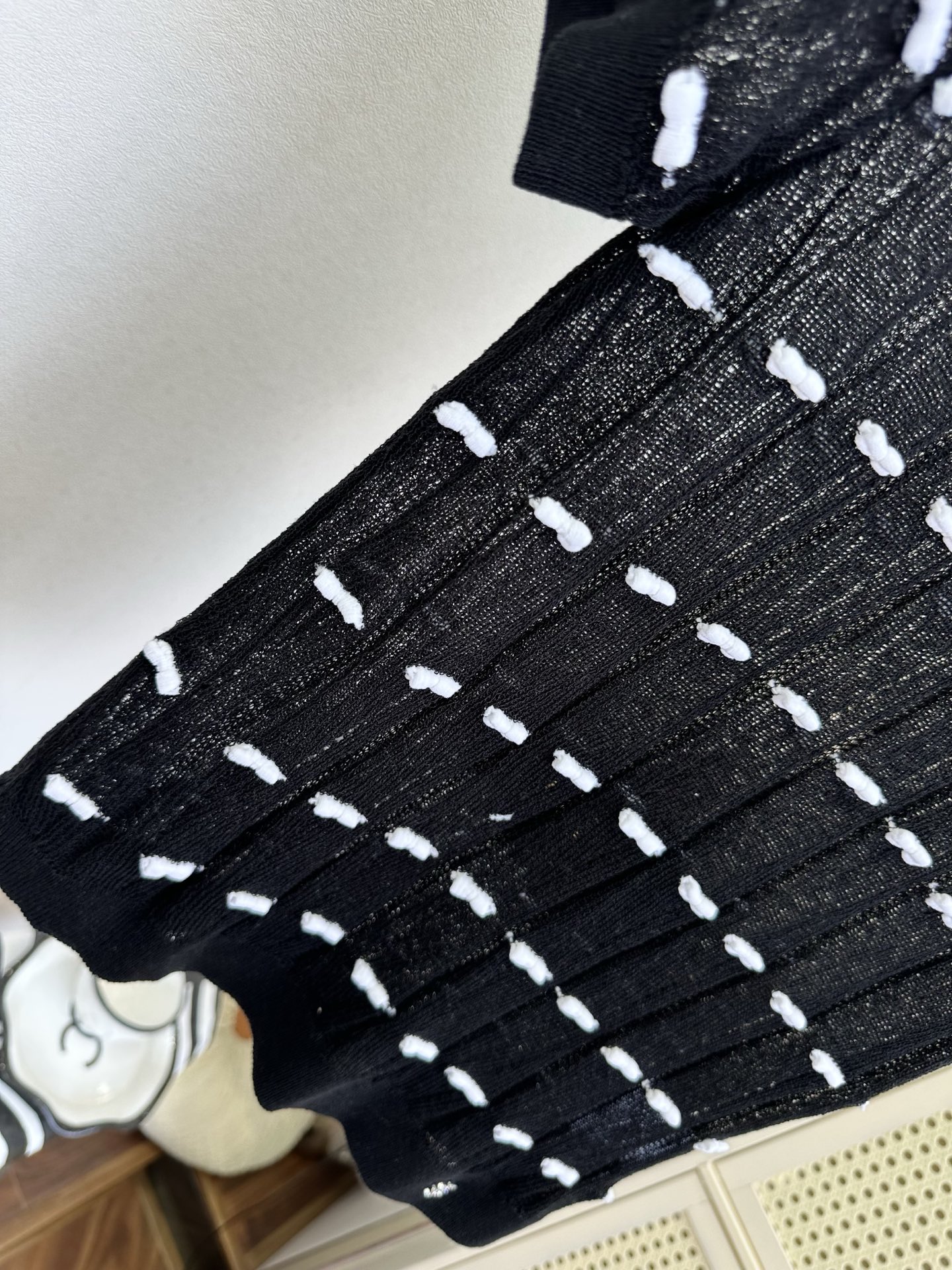 「优雅和可爱 谁说不能兼得」 超薄的冰丝混合纱线 上身巨清透 舒适 ，立体的小蝴蝶结装饰一整个可爱住了 