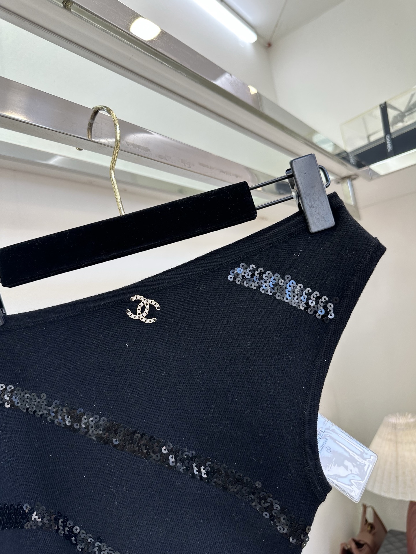 「到底是谁还没有种草这种轻熟辣妹风呀」 不对称的单肩设计 把甜酷值拉满，上面的亮片点缀 有种高级脱俗的美