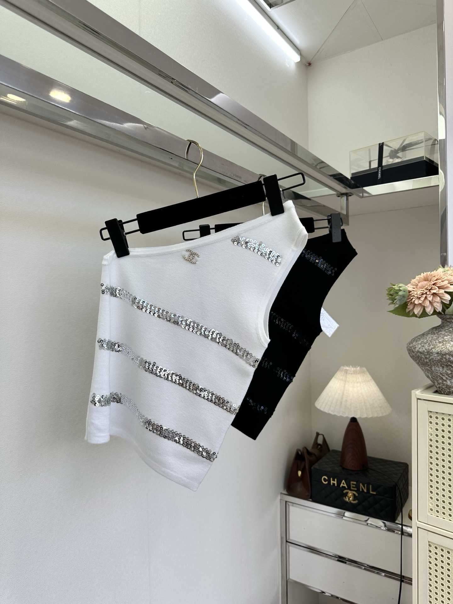 「到底是谁还没有种草这种轻熟辣妹风呀」 不对称的单肩设计 把甜酷值拉满，上面的亮片点缀 有种高级脱俗的美