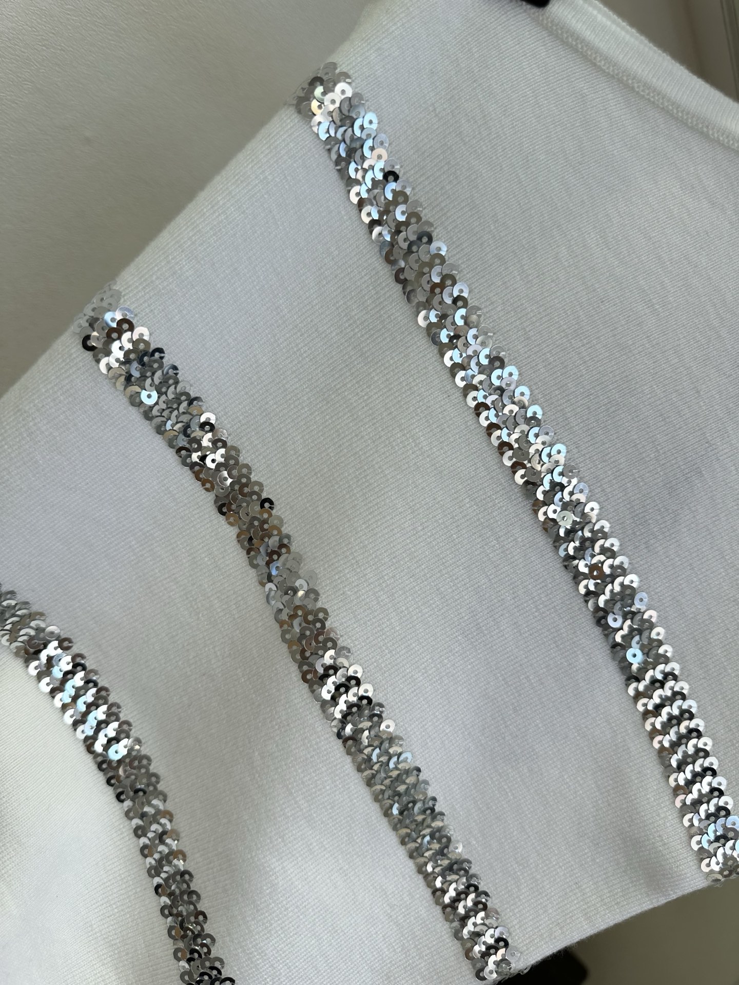 「到底是谁还没有种草这种轻熟辣妹风呀」 不对称的单肩设计 把甜酷值拉满，上面的亮片点缀 有种高级脱俗的美