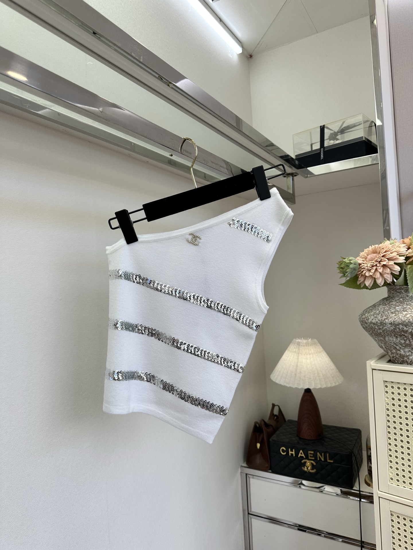 「到底是谁还没有种草这种轻熟辣妹风呀」 不对称的单肩设计 把甜酷值拉满，上面的亮片点缀 有种高级脱俗的美