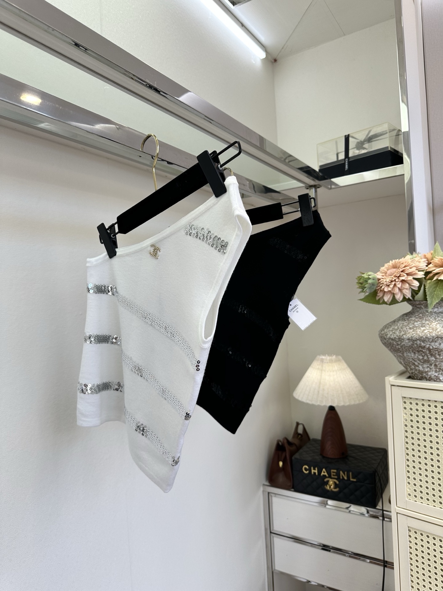 「到底是谁还没有种草这种轻熟辣妹风呀」 不对称的单肩设计 把甜酷值拉满，上面的亮片点缀 有种高级脱俗的美