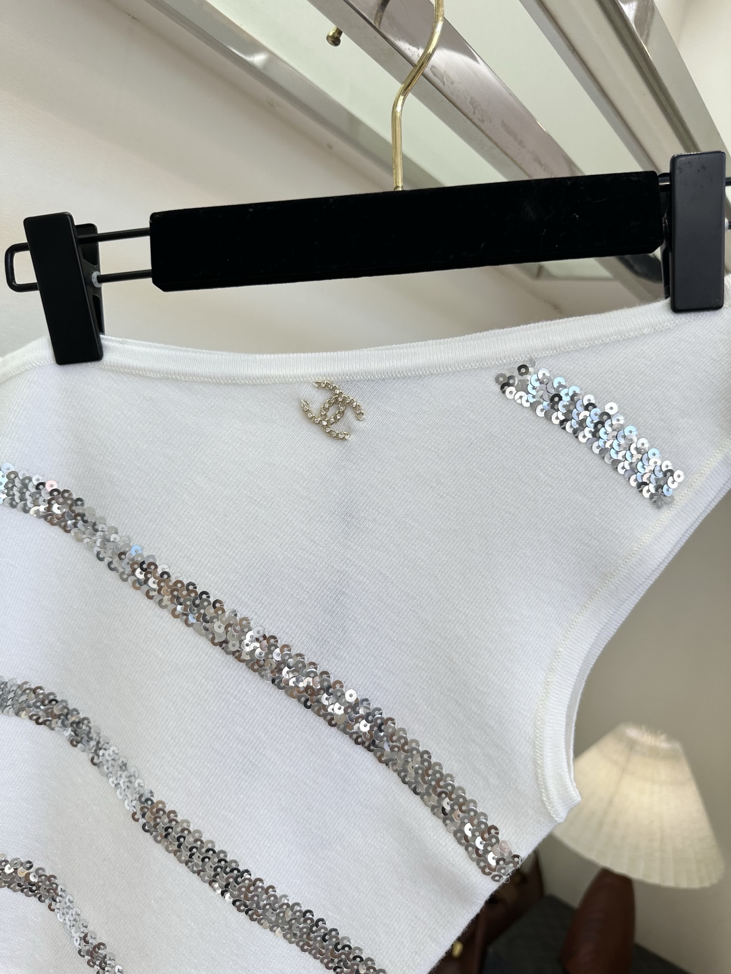 「到底是谁还没有种草这种轻熟辣妹风呀」 不对称的单肩设计 把甜酷值拉满，上面的亮片点缀 有种高级脱俗的美