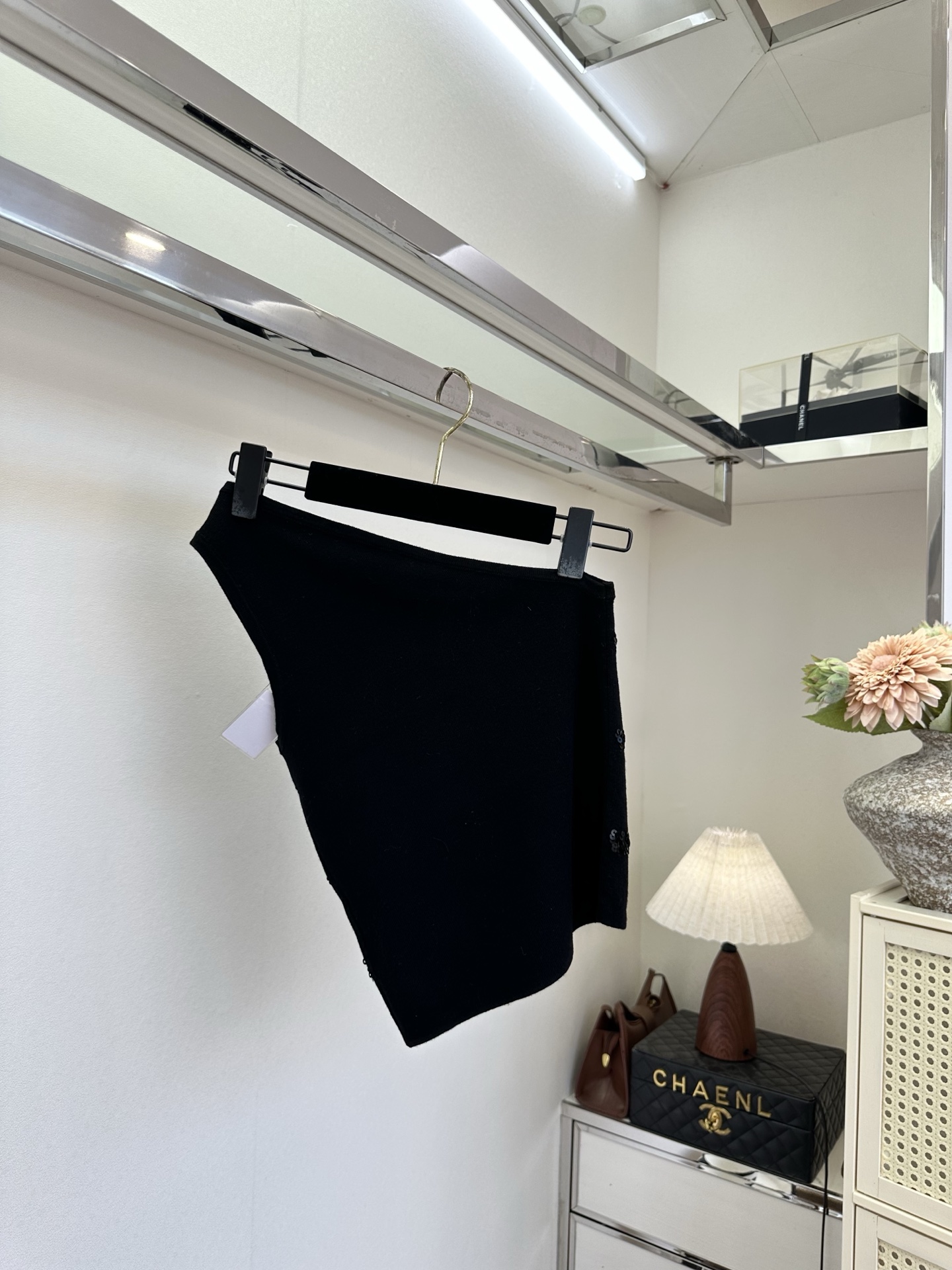 「到底是谁还没有种草这种轻熟辣妹风呀」 不对称的单肩设计 把甜酷值拉满，上面的亮片点缀 有种高级脱俗的美