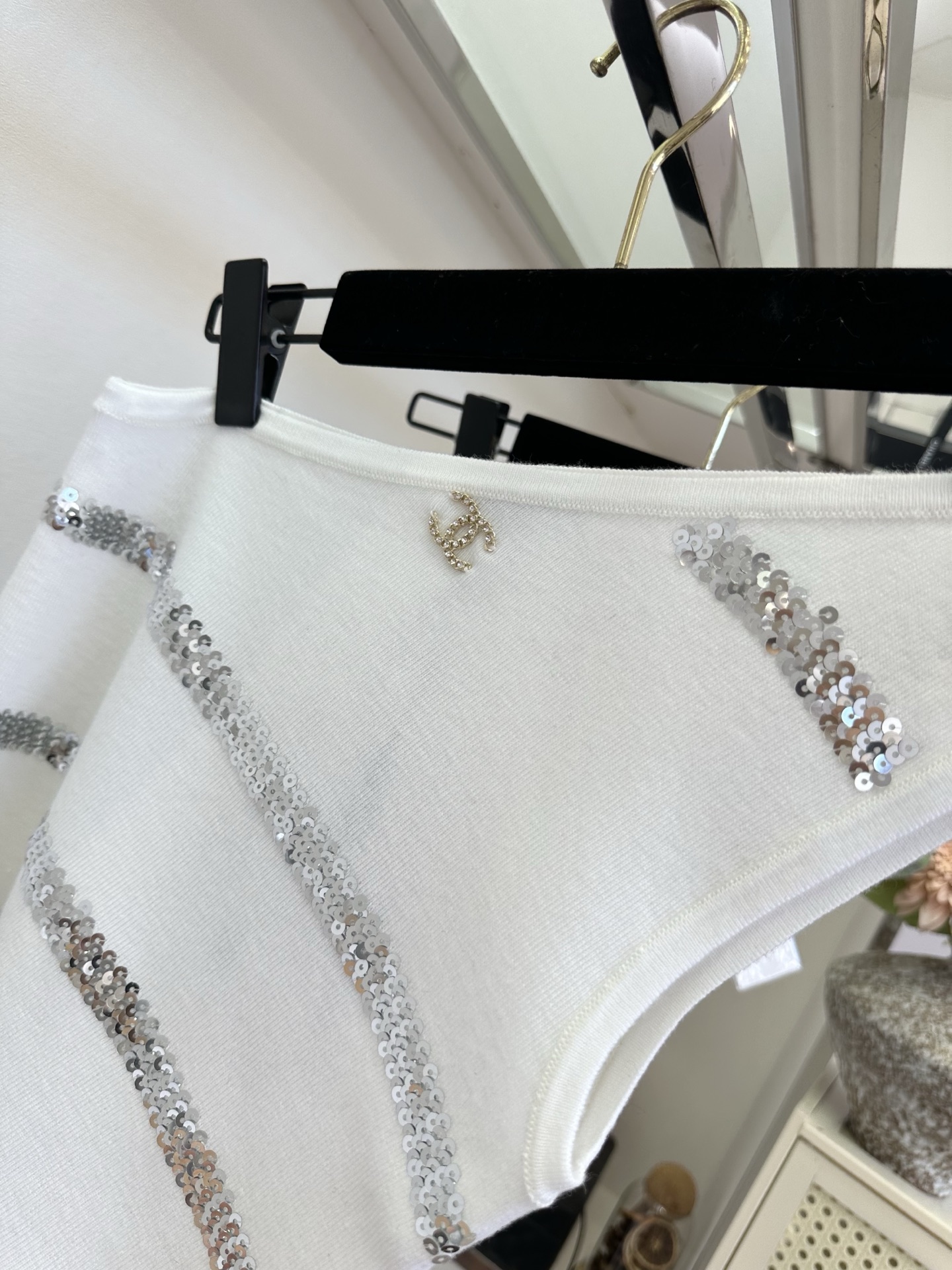 「到底是谁还没有种草这种轻熟辣妹风呀」 不对称的单肩设计 把甜酷值拉满，上面的亮片点缀 有种高级脱俗的美