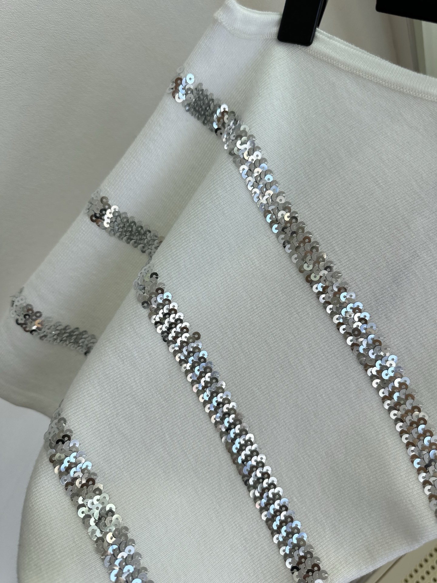 「到底是谁还没有种草这种轻熟辣妹风呀」 不对称的单肩设计 把甜酷值拉满，上面的亮片点缀 有种高级脱俗的美