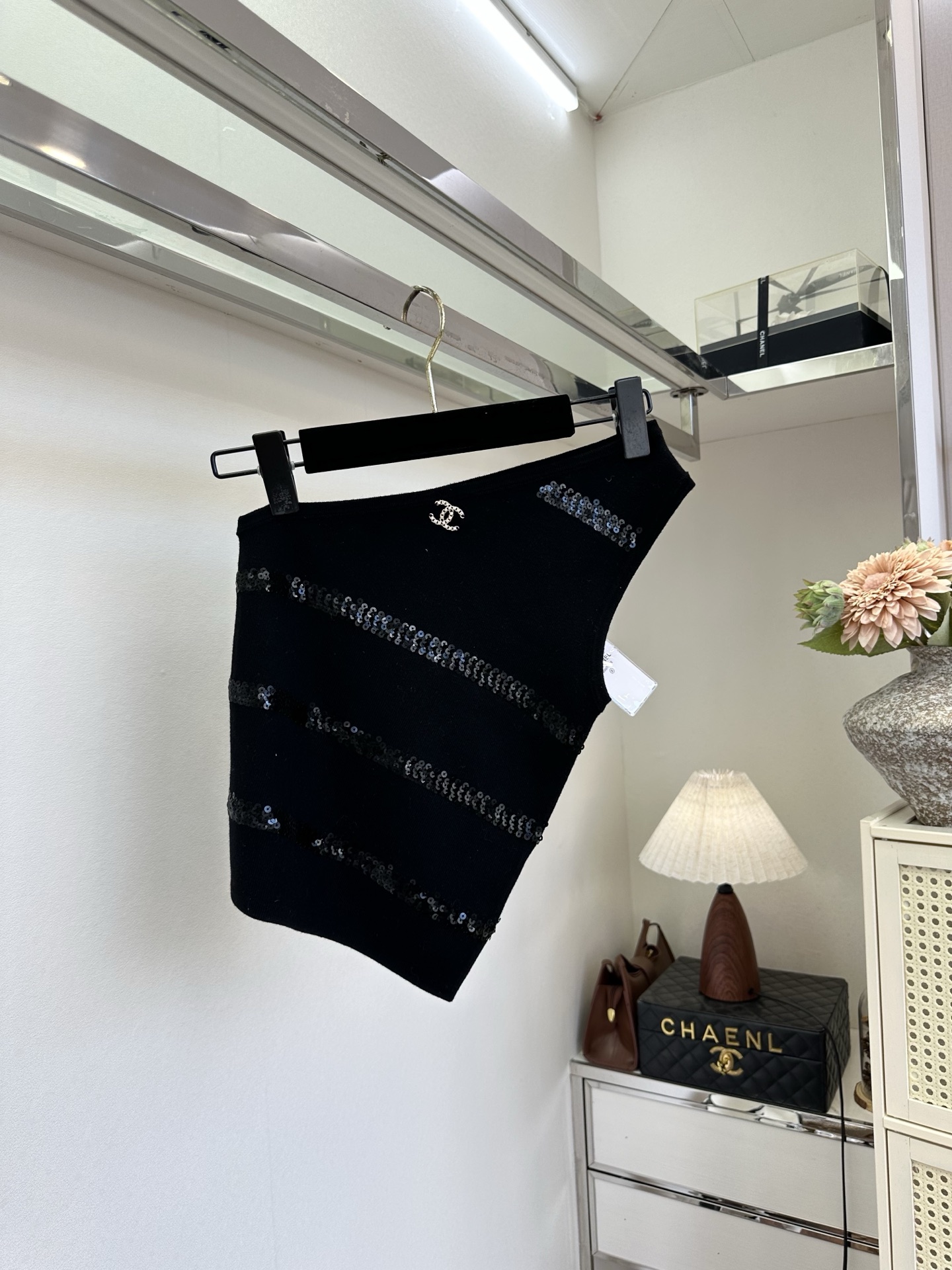 「到底是谁还没有种草这种轻熟辣妹风呀」 不对称的单肩设计 把甜酷值拉满，上面的亮片点缀 有种高级脱俗的美