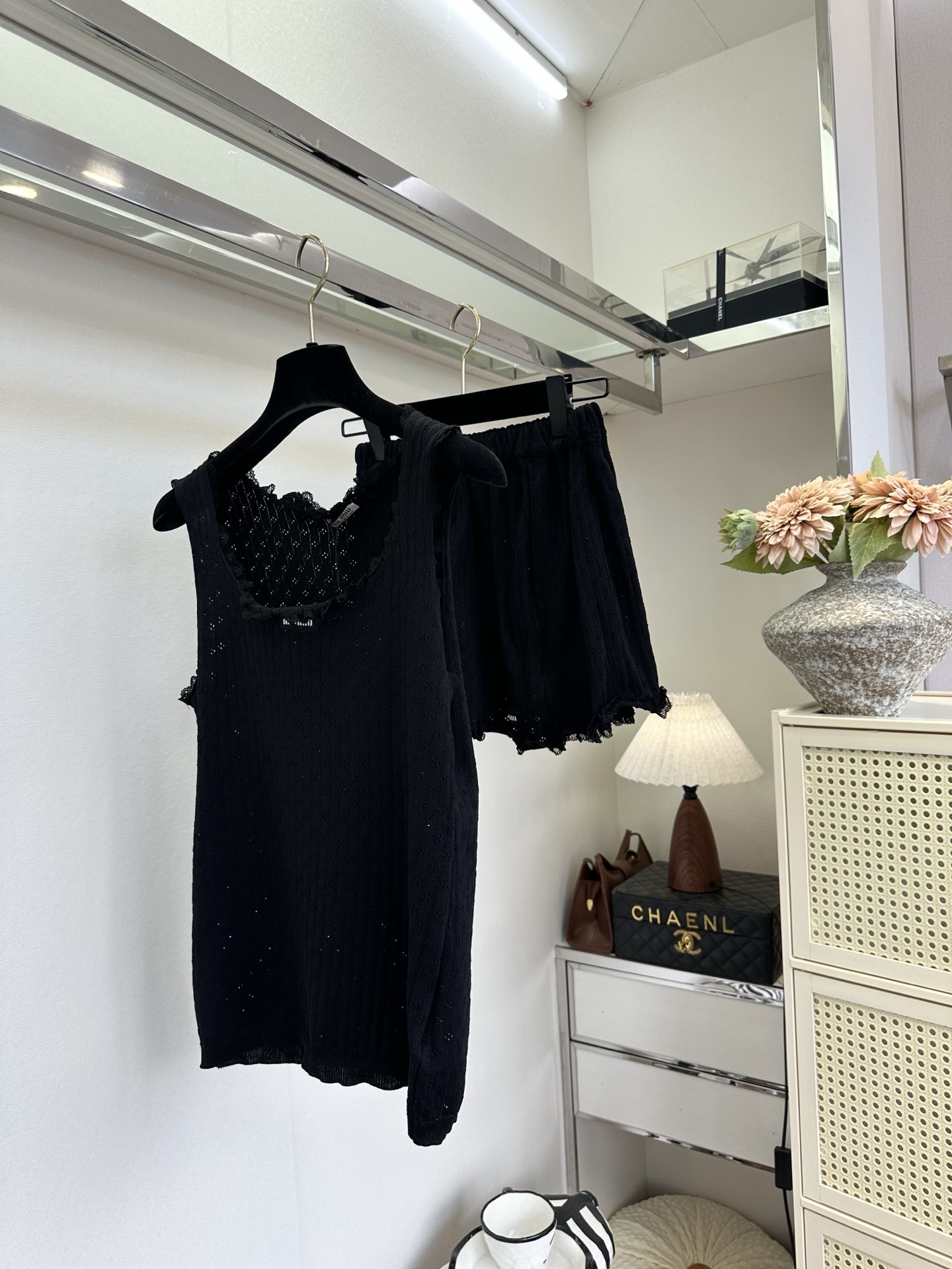 「谬系女孩大集合啦」 超减龄的针织套装 一秒重返18岁 。 SIZE： S M L PRICE： /套