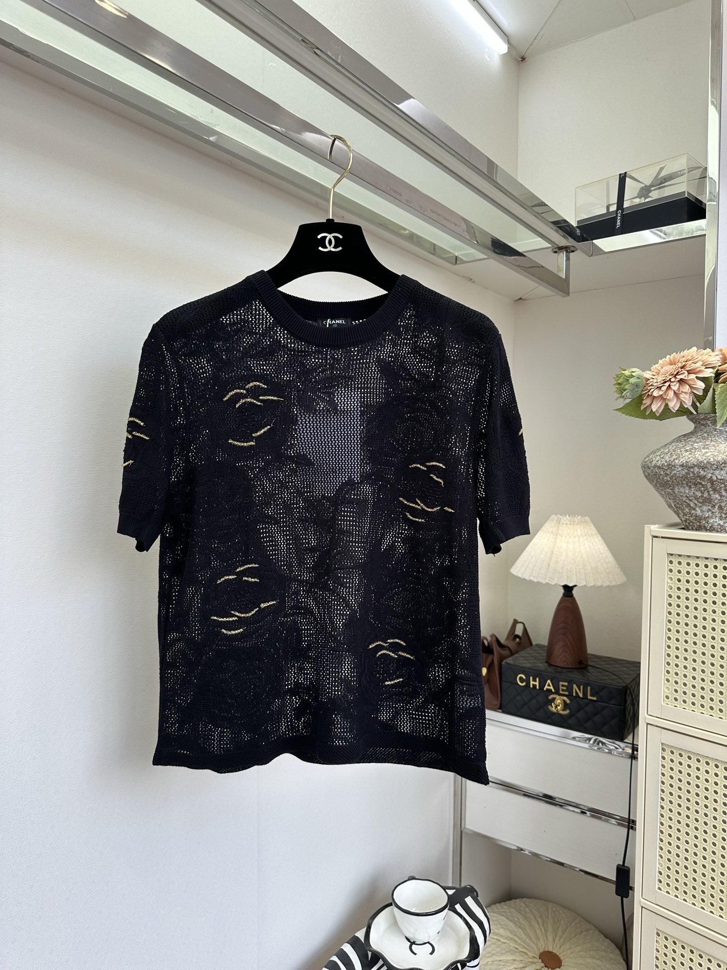 NO:817534,'The Romance of Camellia' Ultra-thin hollow knitted material is not stuffy at all even in summer. The three-dimensional camellia is romantic and high-end SIZE S M L PRICE, Chanel-clothing, chanel,19860909「山茶花的浪漫」   超薄镂空针织材质 即使在夏天也完全不会闷热 .立体的山茶花 烂漫又高级  SIZE S M L PRICE,香奈儿-服装,chanel,,Women's clothing