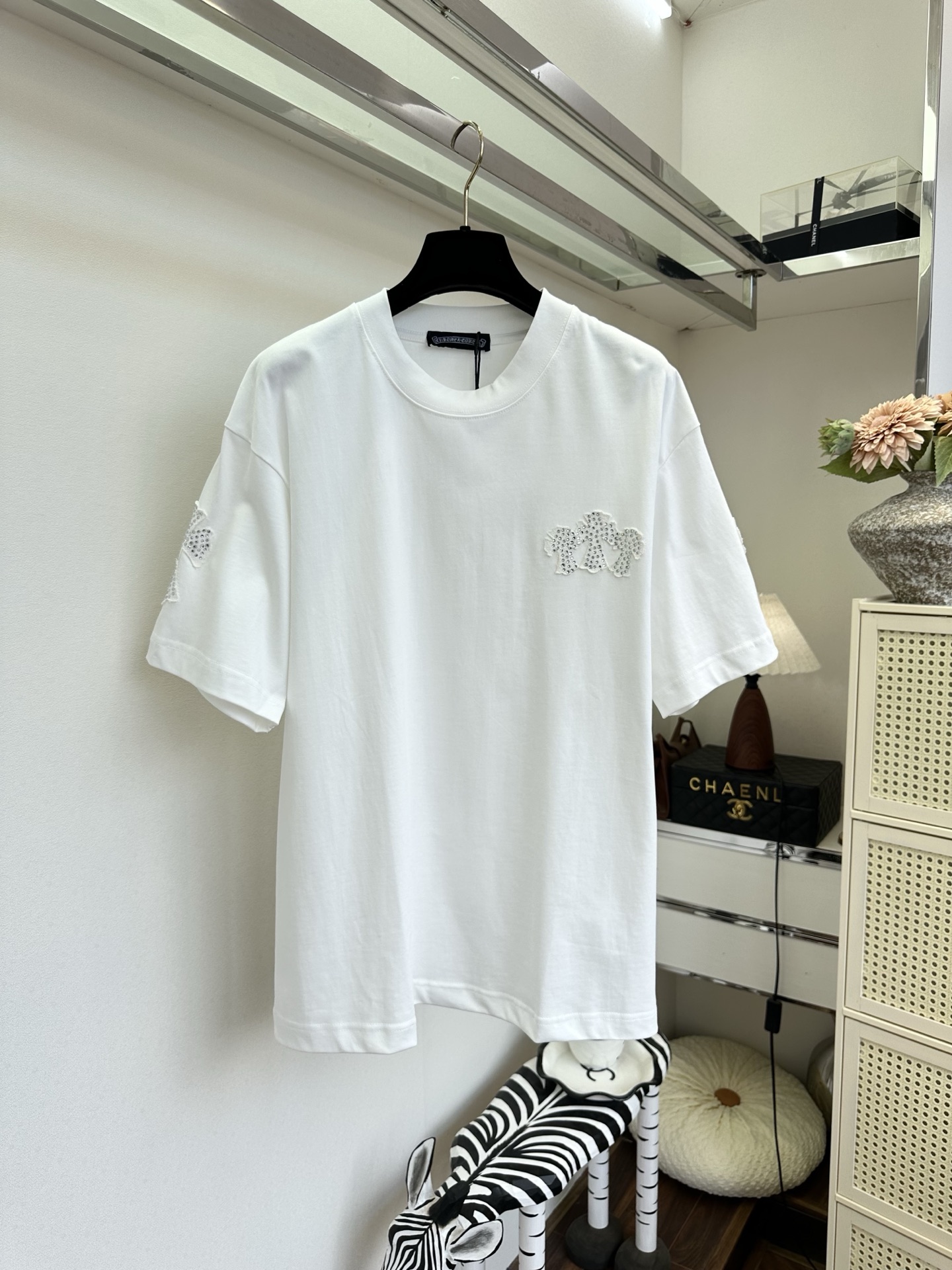 NO:817526,'A different T' Heavy Industry beaded T-shirt, relaxed, cool and sassy SIZE S M L PRICE, chrome hearts-clothing, chrome hearts,19860909「不一样的T」   重工订珠T 轻轻松松又酷又飒  SIZE S M L PRICE,克罗心-服装,chrome hearts,,Women's clothing