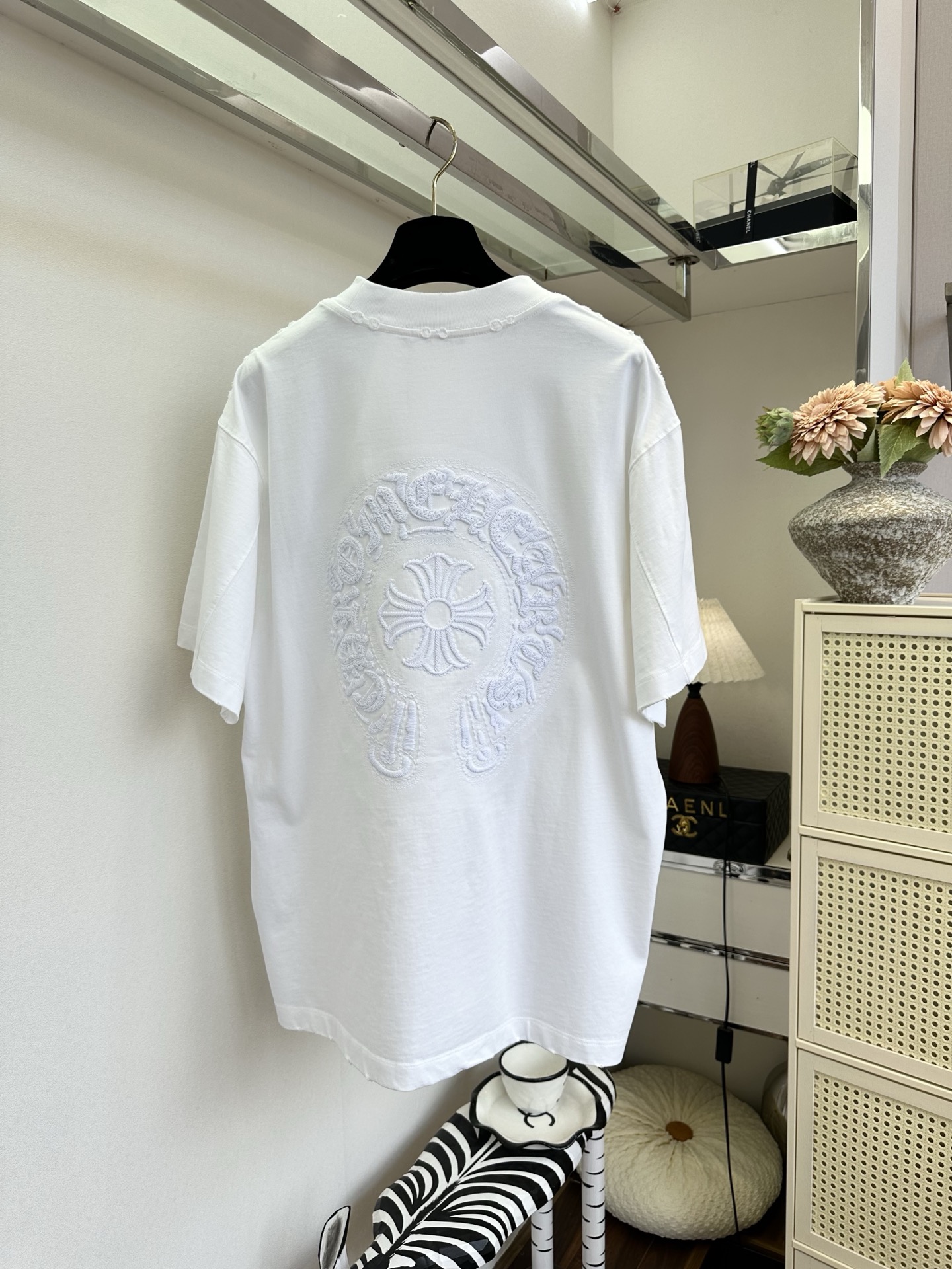 「不一样的T」                重工刺绣工艺  一件体恤也要呈现出高级感  SIZE： S