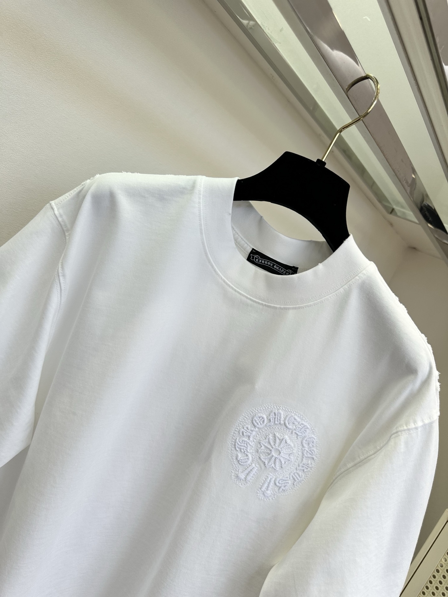 「不一样的T」                重工刺绣工艺  一件体恤也要呈现出高级感  SIZE： S