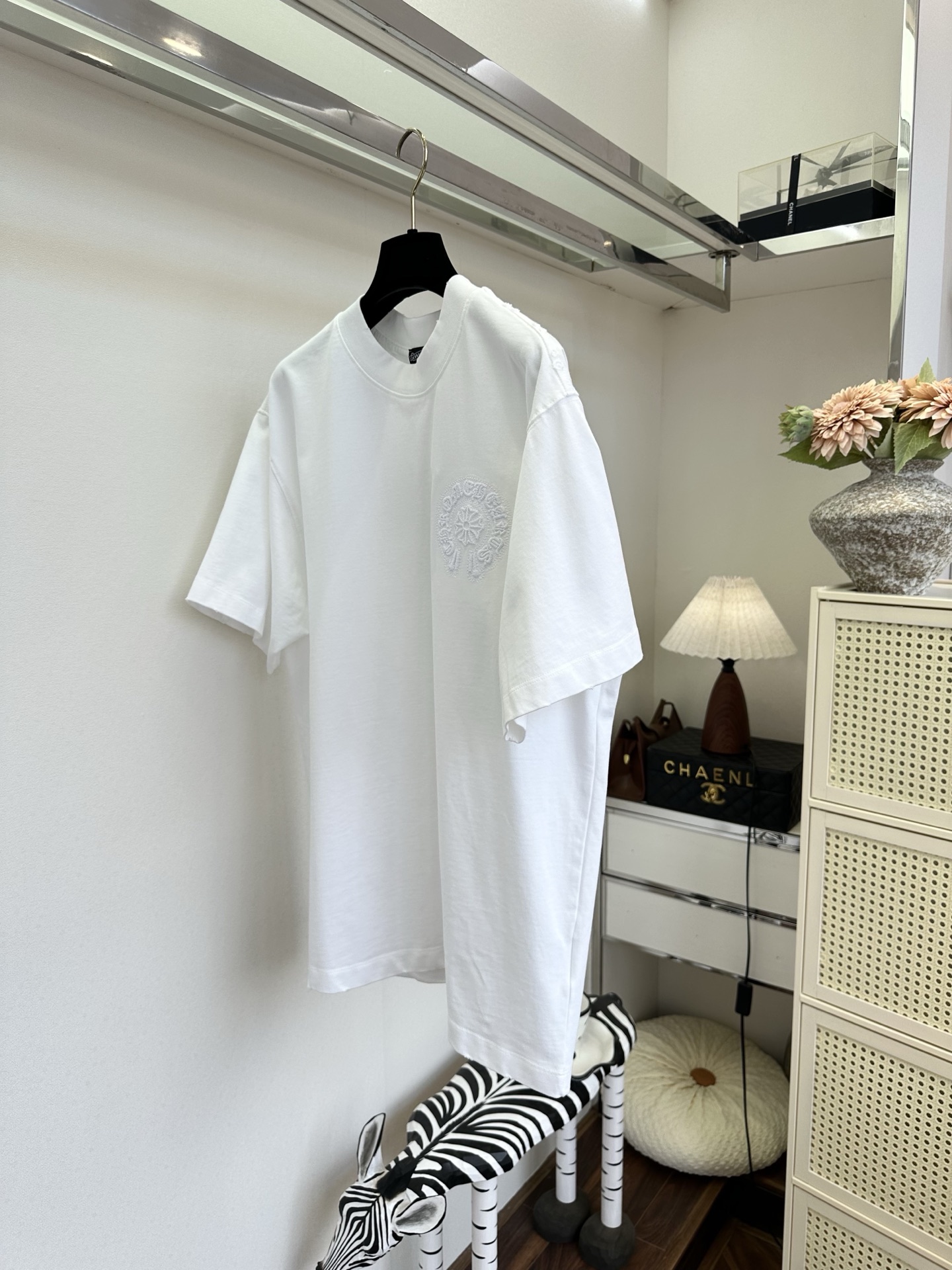 「不一样的T」                重工刺绣工艺  一件体恤也要呈现出高级感  SIZE： S