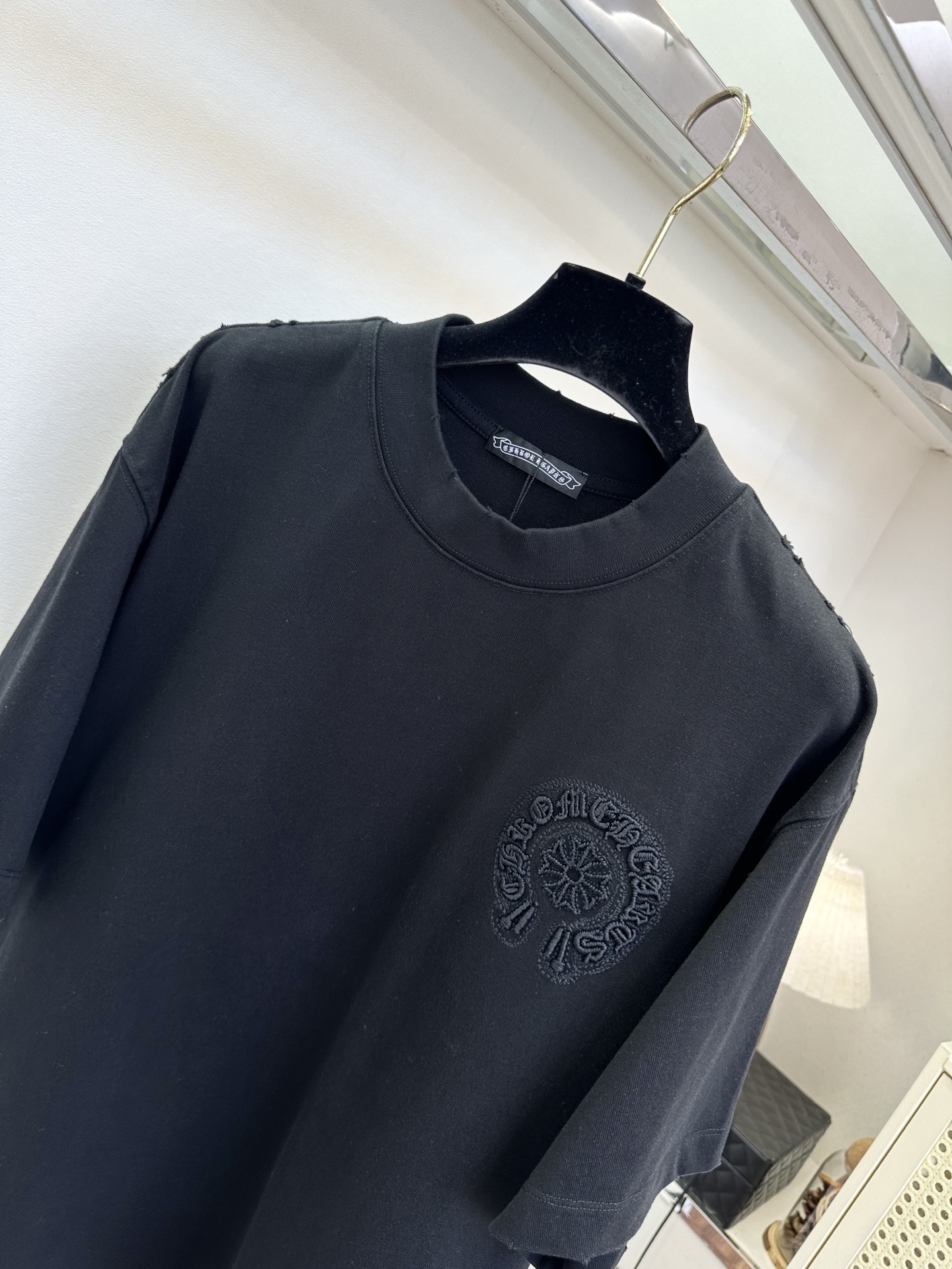 「不一样的T」                重工刺绣工艺  一件体恤也要呈现出高级感  SIZE： S